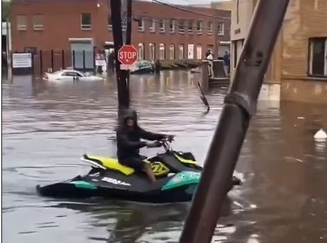 En un video que se viralizó en redes sociales, se observa a un hombre cruzar la calle con una moto de agua. 