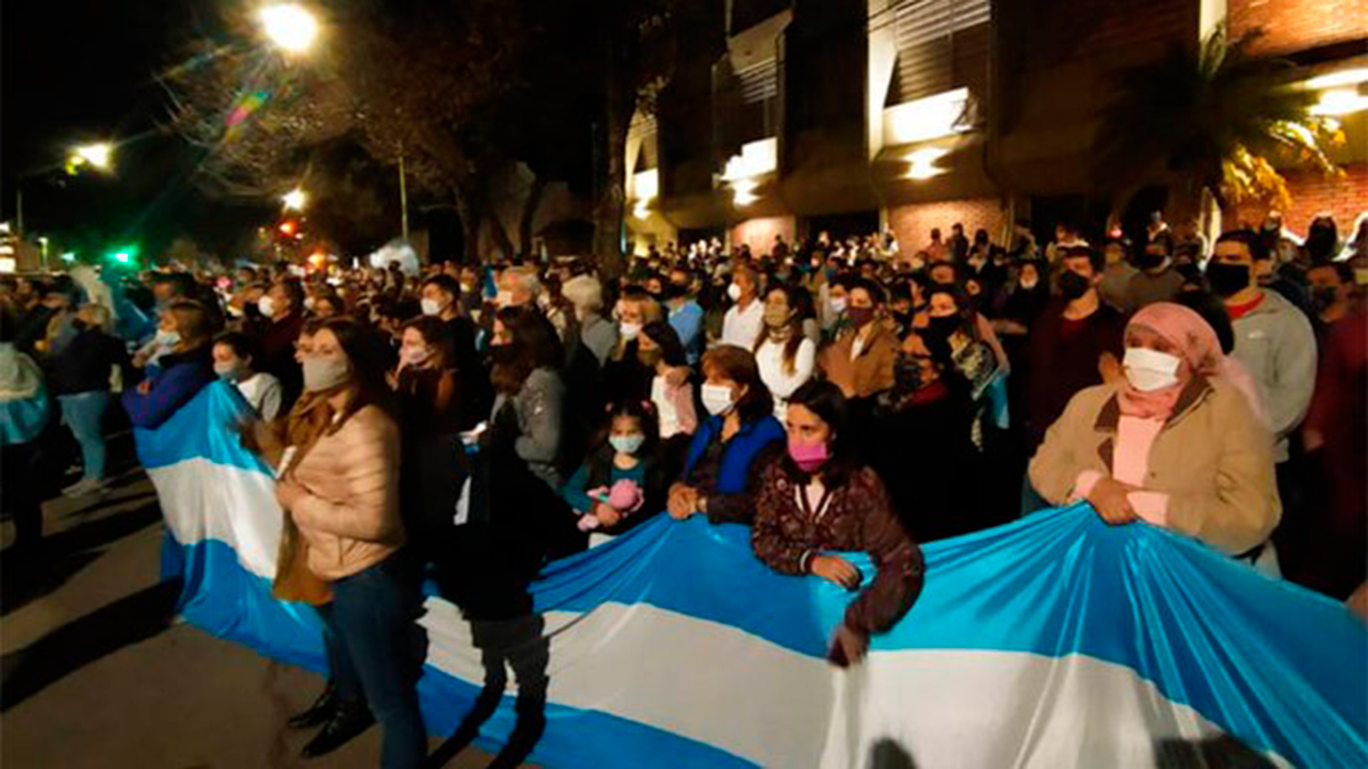 Una imagen de una de las protestas de vecinos de Avellanada que salieron a las calles a defender a la empresa