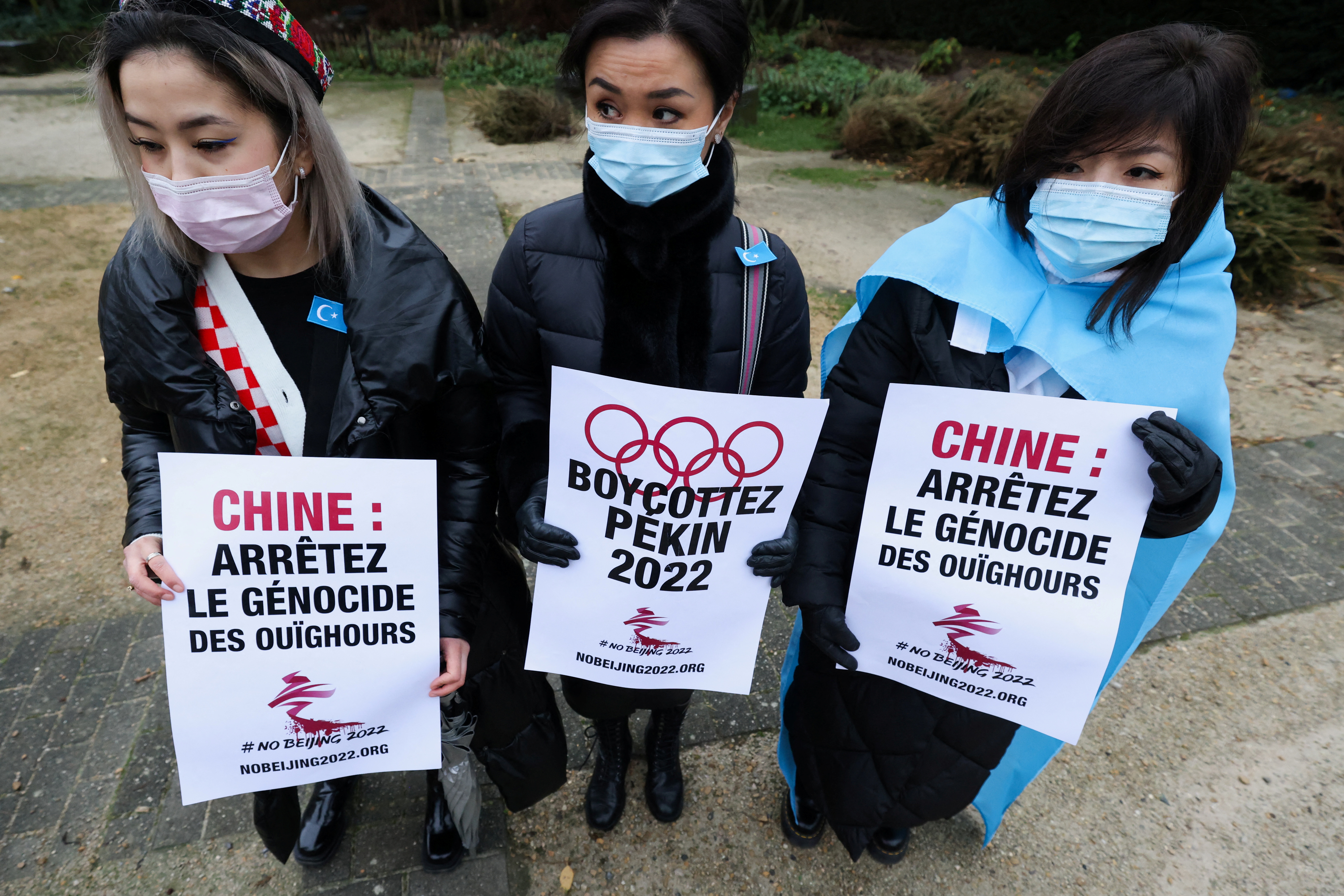 Varias personas, entre ellas miembros de la Asociación Uigur de Bélgica y tibetanos, participan en una protesta que pide el boicot de los Juegos Olímpicos de Invierno de 2022 en Pekín, frente a la sede de la Unión Europea en Bruselas, Bélgica, el 4 de enero de 2022. En las pancartas se lee: "Boicot a Pekín 2022" y "China: Detengan el genocidio de los uigures". REUTERS/Yves Herman