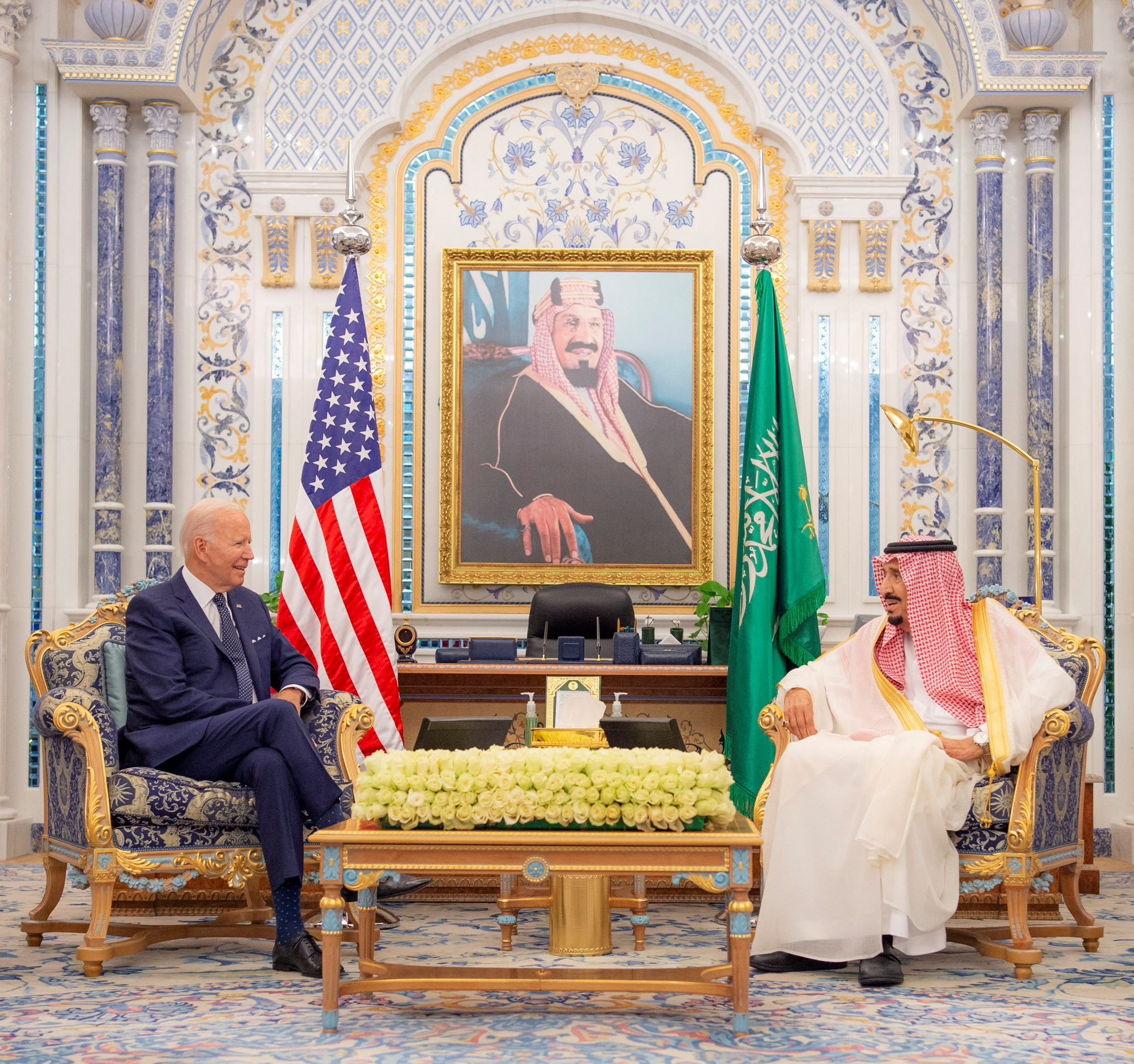 El rey saudita Salman bin Abdulaziz recibió al presidente estadounidense Joe Biden en el Palacio Al Salman a su llegada a Jeddah, Arabia Saudita, el 15 de julio de 2022 (REUTERS)