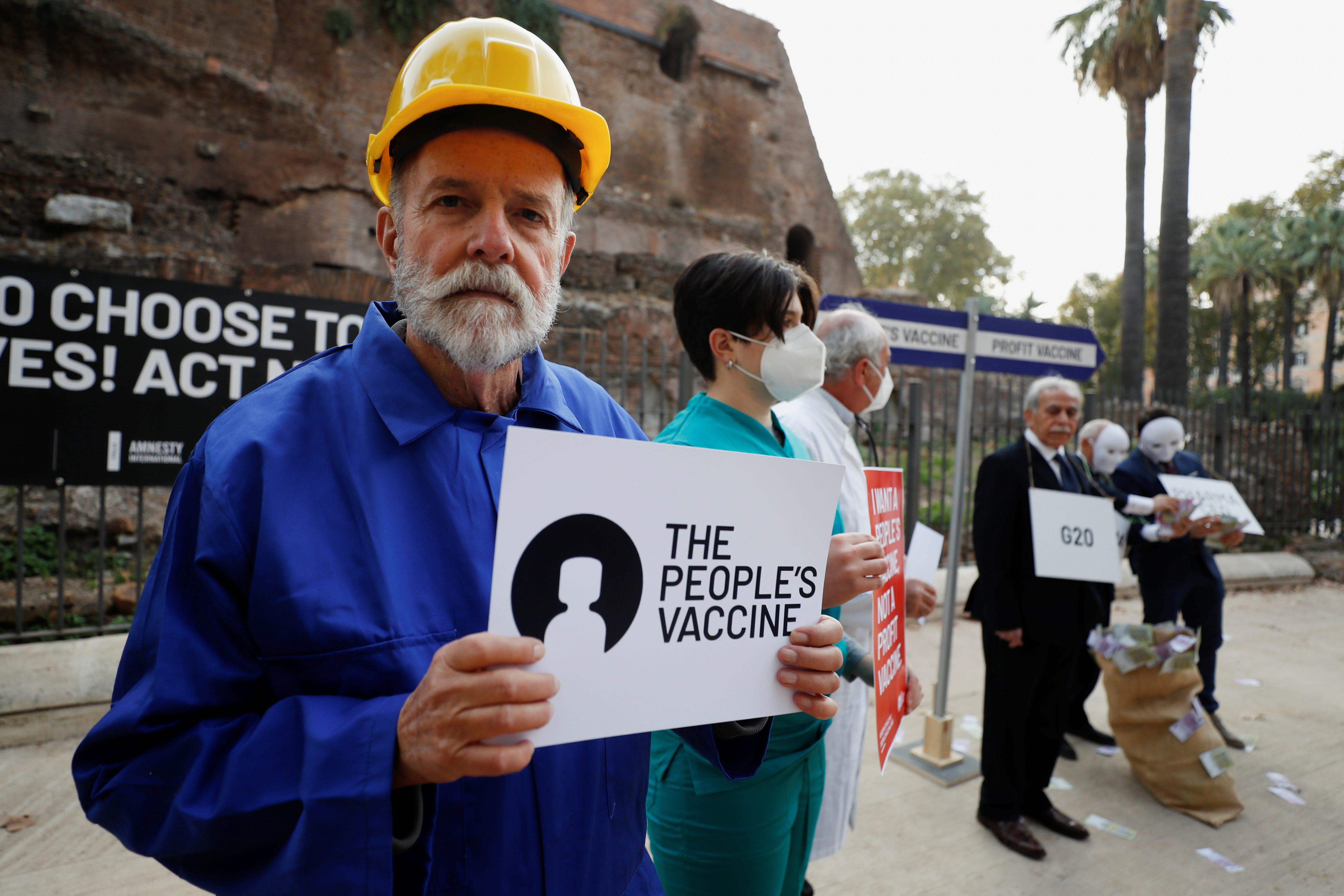 Activistas de Oxfam, Amnistía Internacional y Emergency durante una manifestación para exigir a los líderes que pongan fin a la desigualdad mundial en el acceso a las vacunas y los tratamientos para el COVID-19 durante el G20 de octubre 2021 en Roma (REUTERS/ Yara Nardi)