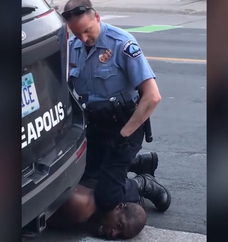 La imagen de George Floyd, ciudadano afroamericano siendo asfixiado por la rodilla del policía Derek Chauvin le dio la vuelta al mundo, despertando la indignación de miles de personas que están protestando en contra del racismo. 