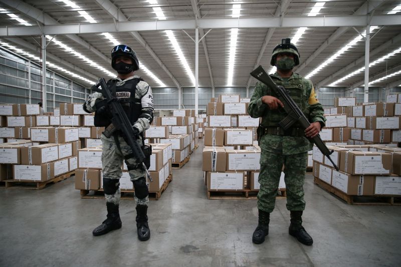 Soldados vigilan un almacén donde se resguardan cajas con boletas electorales (Foto: REUTERS / Edgard Garrido)