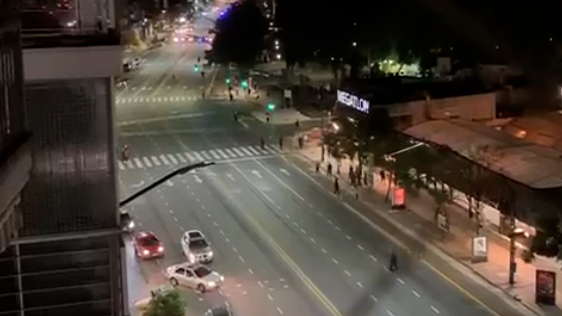 Violento enfrentamiento entre barras de Excursionistas y Defensores de Belgrano en avenida Libertador: hubo más de 60 tiros