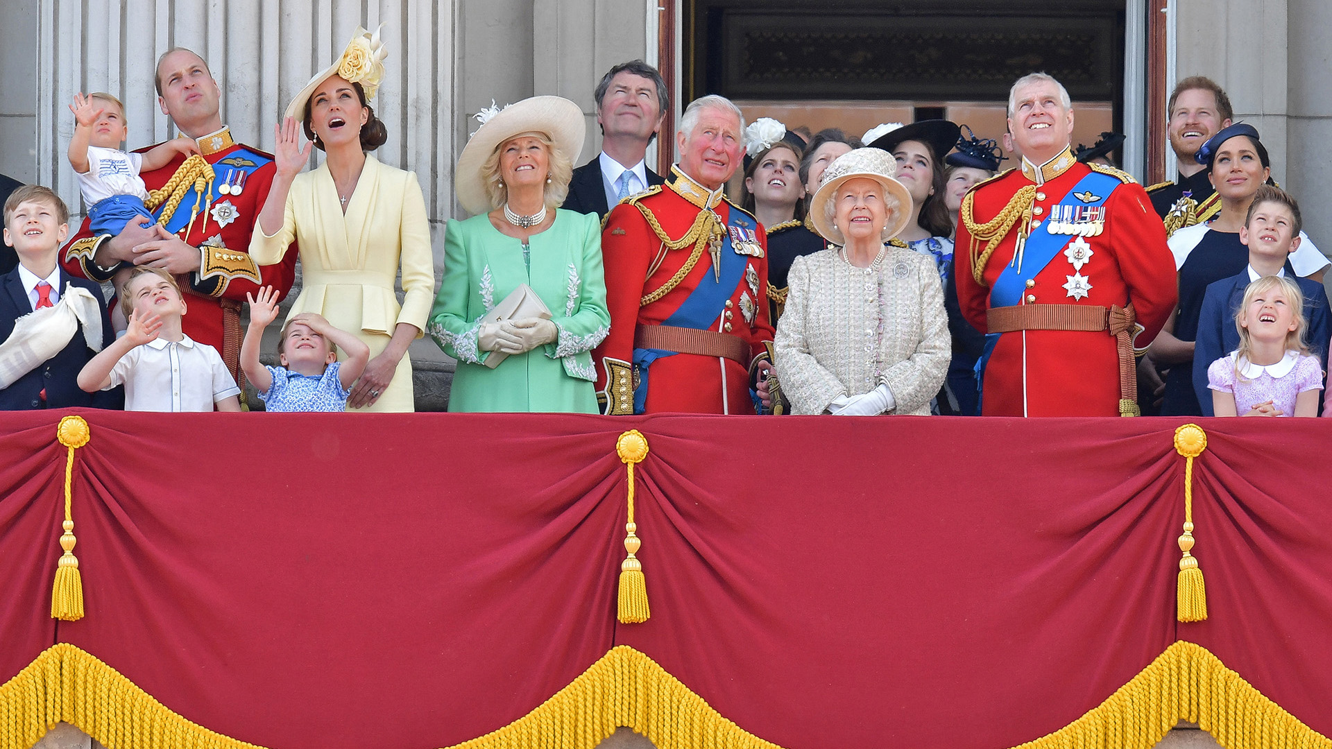 (De izquierda a derecha) Príncipe Guillermo de Gran Bretaña, duque de Cambridge sosteniendo al príncipe Luis, el príncipe George, la princesa Charlotte, Kate Middleton, duquesa de Cambridge, Camilla, duquesa de Cornualles, el vicealmirante Timothy Laurence, el príncipe Carlos de Gran Bretaña, la princesa Beatriz, la Princesa Ana, la Reina Isabel II de Gran Bretaña, la Princesa Eugenia de York, Lady Louise Windsor, el Príncipe Andrew, Duque de York, el Príncipe Harry, Duque de Sussex, Meghan Markle, Duquesa de Sussex, James, Viscount Severn e Isla Phillips se paran con otros miembros de la Familia Real en el balcón del Palacio de Buckingham para ver un vuelo de aviones de la Royal Air Force, en Londres el 8 de junio de 2019 (AFP)
