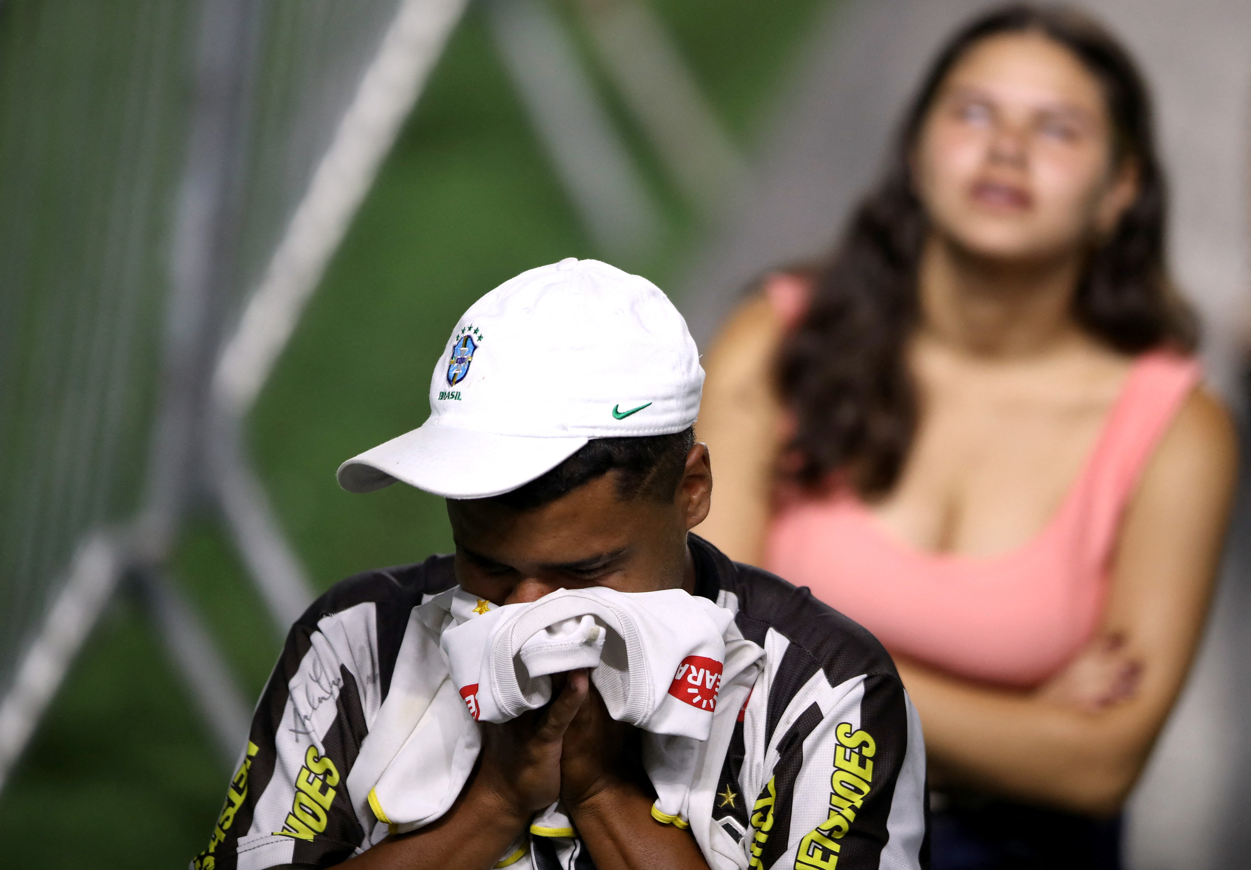 La emoción de los fanáticos luego de ver el cuerpo de Pelé (REUTERS/Carla Carniel)