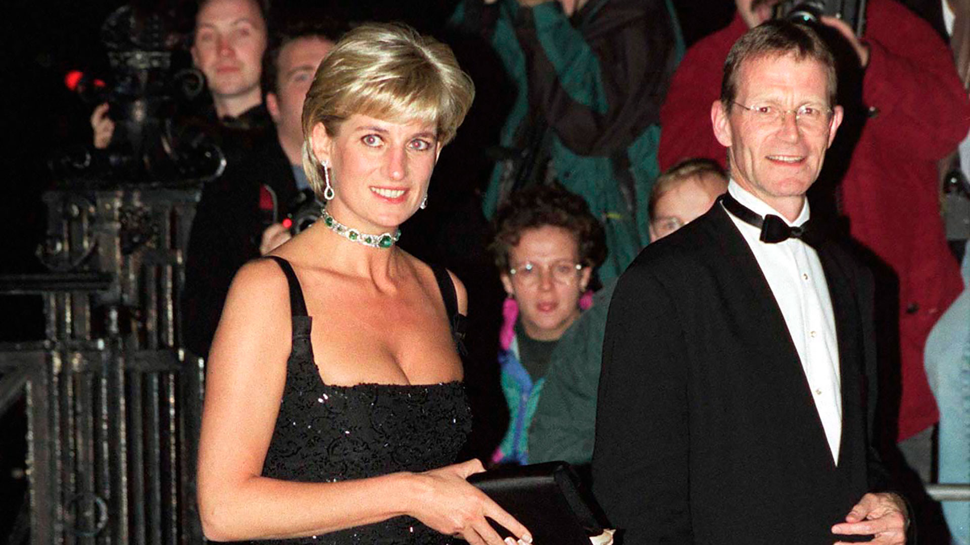 Para su cumpleaños 36, Diana eligió un vestido negro obsequio del diseñador Jacques Azagury. "Lo envié al palacio de Kensington y Diana se enamoró. Creo que tenía otra opción para esa noche, pero terminó llevando mi diseño". (Getty Images)