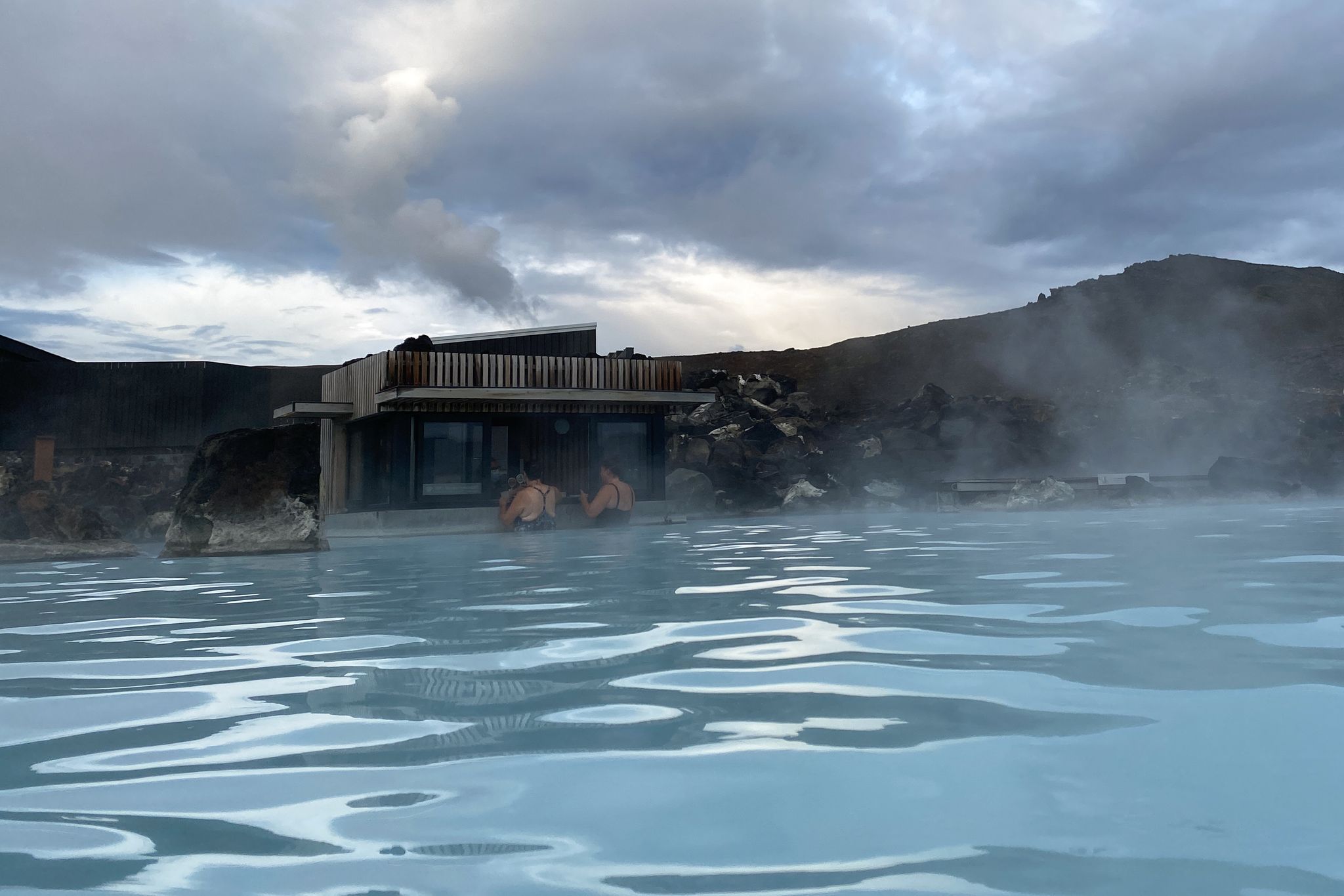 ARCHIVO - En los baños naturales Mývatn surge el vapor de las cálidas aguas ricas en minerales. Foto: Verena Wolff/dpa