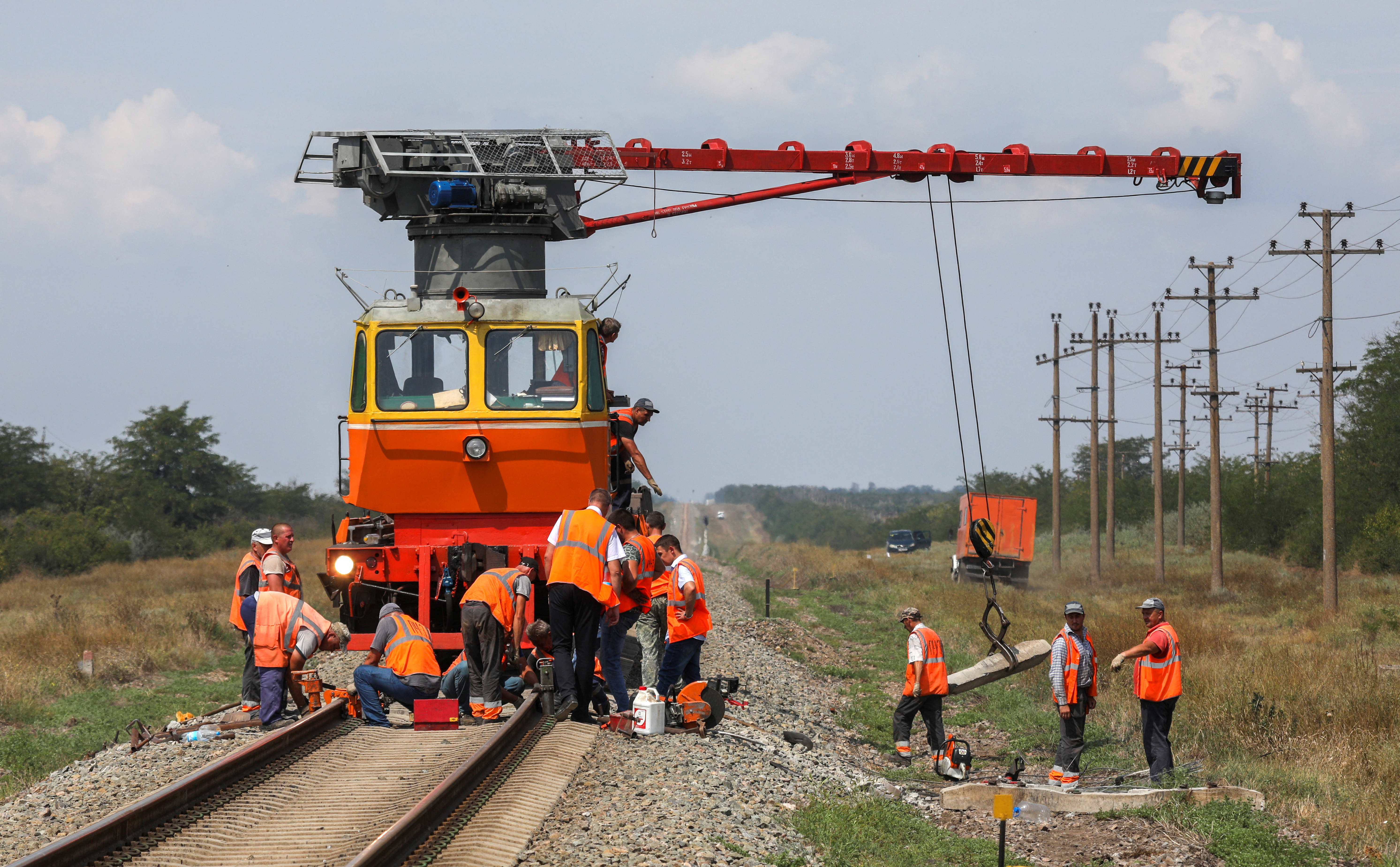 Trabajadores reparan una vía tras las explosiones en Dzhankoi (Reuters)