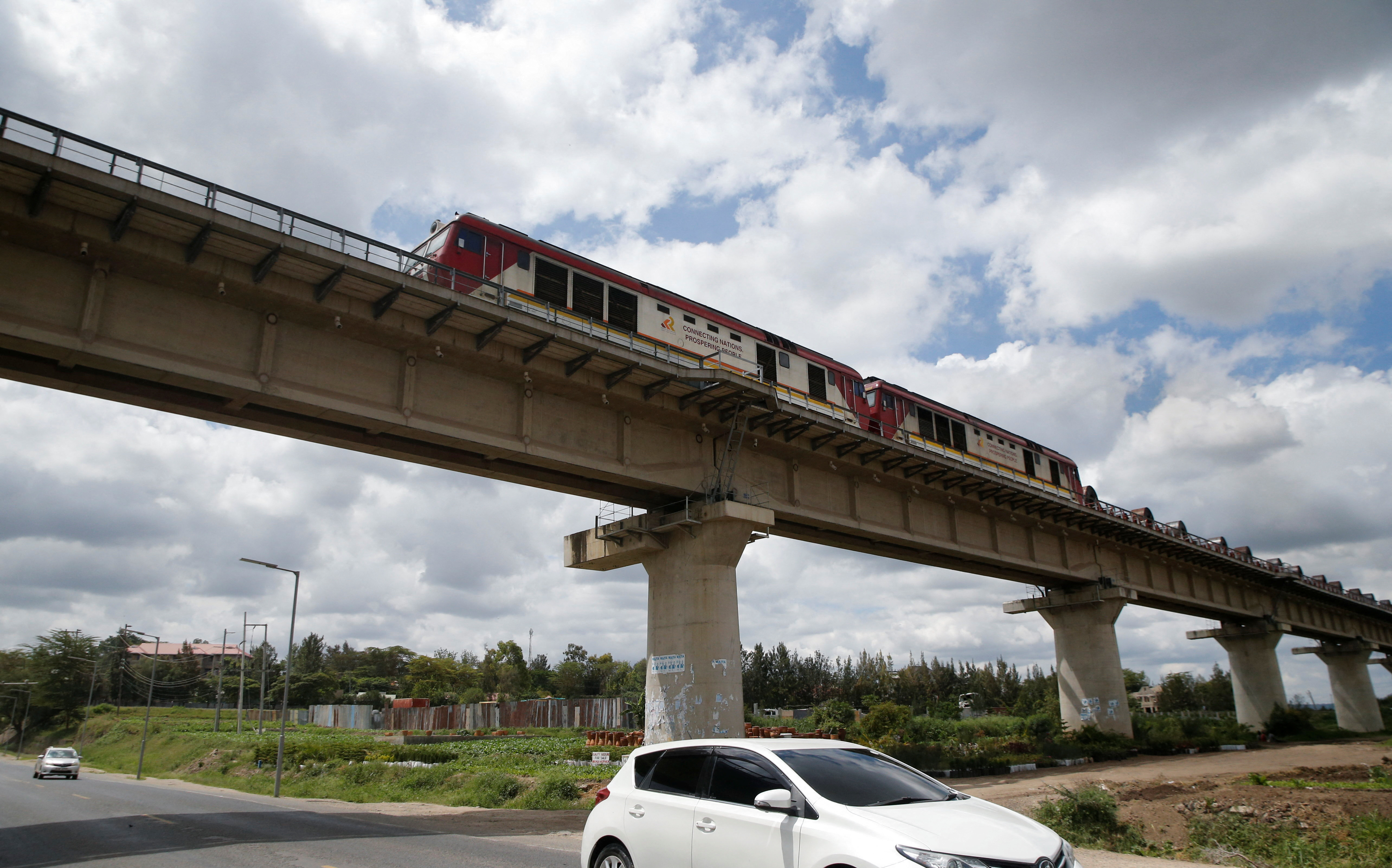 Vista general de un tren de mercancías en la línea ferroviaria construida por la Corporación China de Carreteras y Puentes (CRBC) y financiada por el régimen chino en Athi River, Kenia (Reuters)