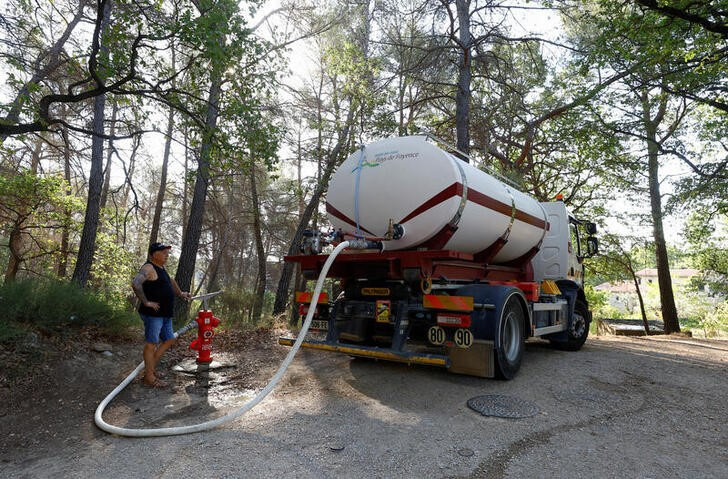 Daniel Martel llena el depósito de su camión con agua para abastecer a los pueblos de la zona, en medio de una sequía histórica que golpea a Francia, en Fayence, Francia. 16 de agosto, 2022. REUTERS/Eric Gaillard