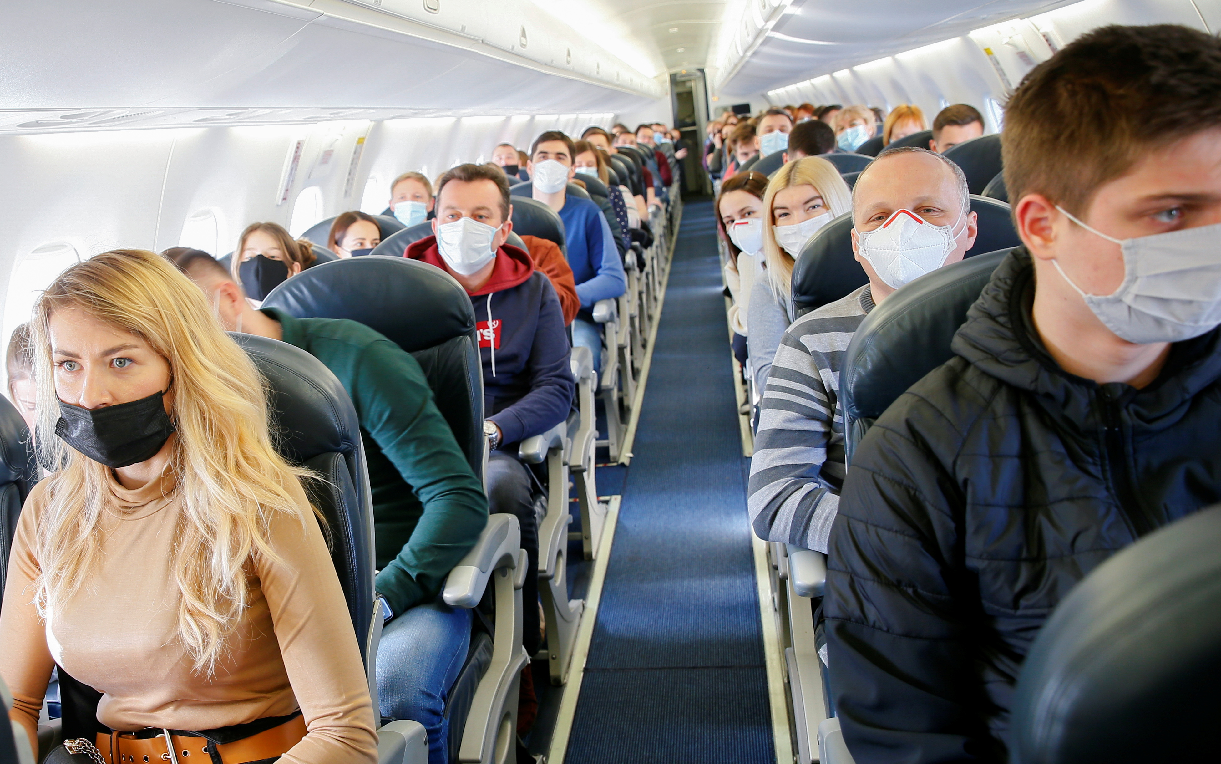 Aerolíneas estadounidenses tornaron opcional el uso mascarillas en sus aviones (REUTERS/Gleb Garanich)