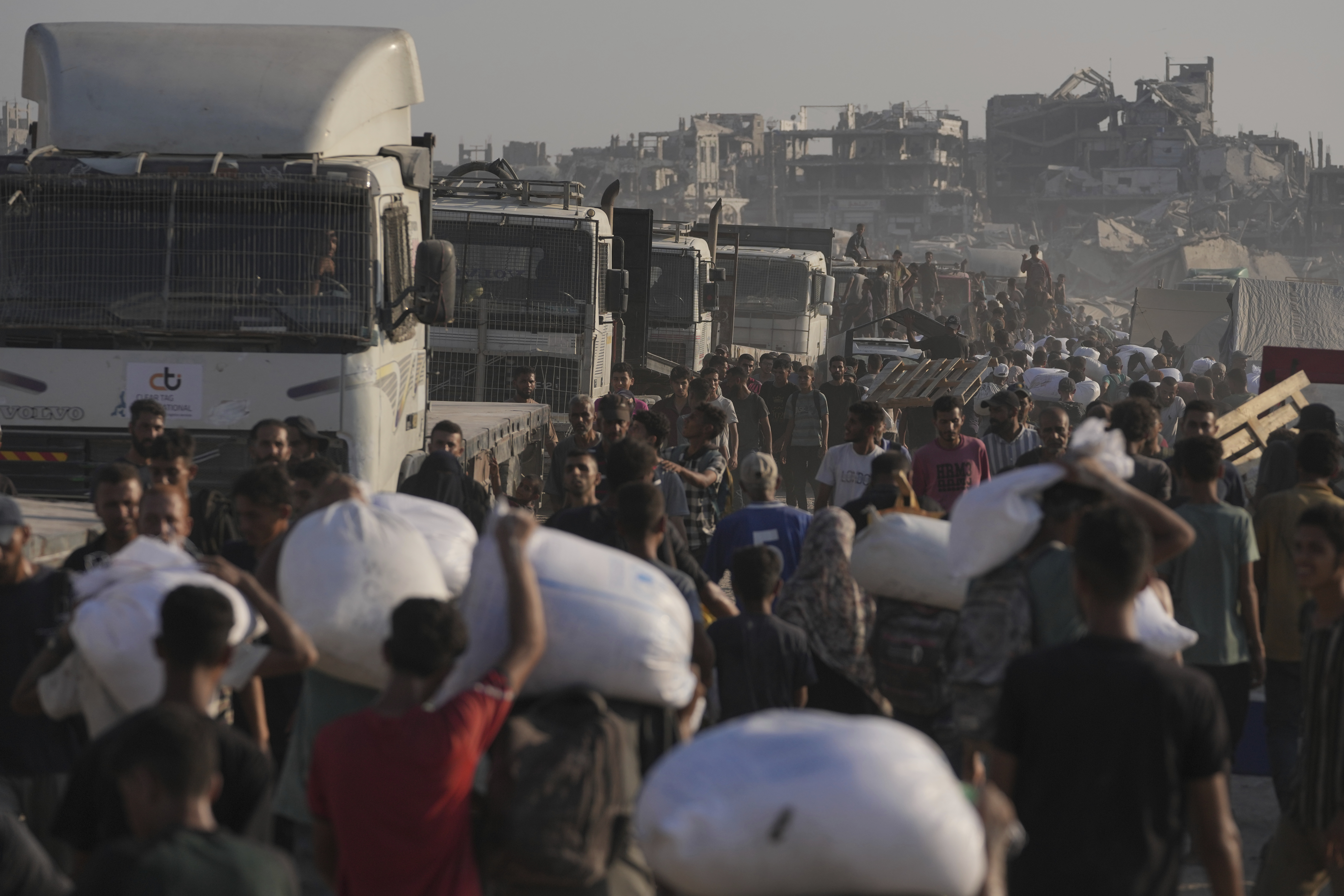 La peligrosa travesía de los conductores que deben llevar la ayuda humanitaria entre el caos y la violencia de Gaza