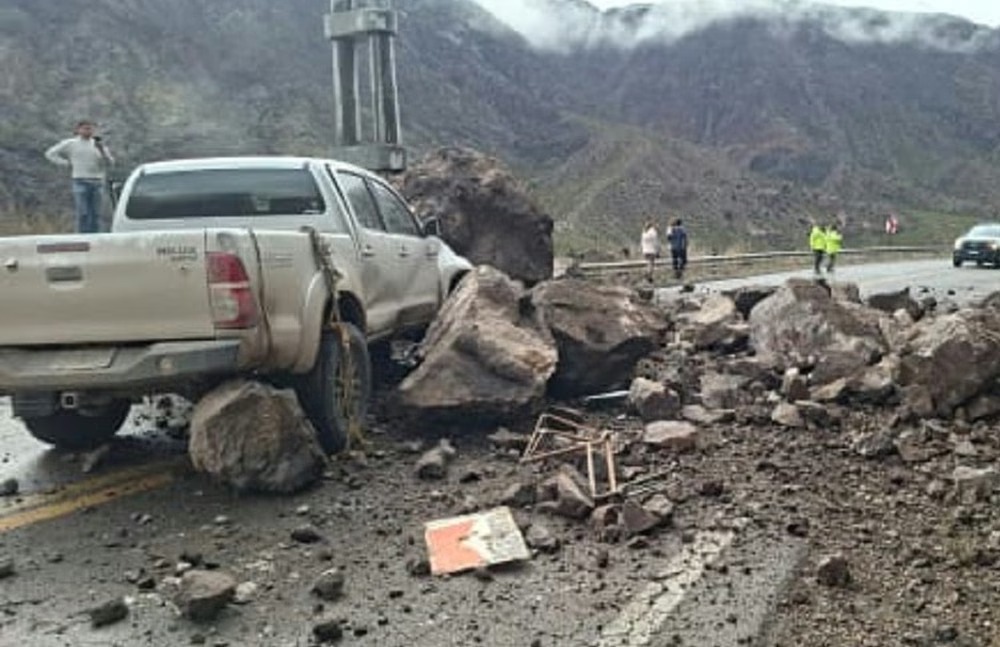 Se desprendieron rocas de un cerro en Mendoza y aplastaron una camioneta: el conductor result&oacute; ileso