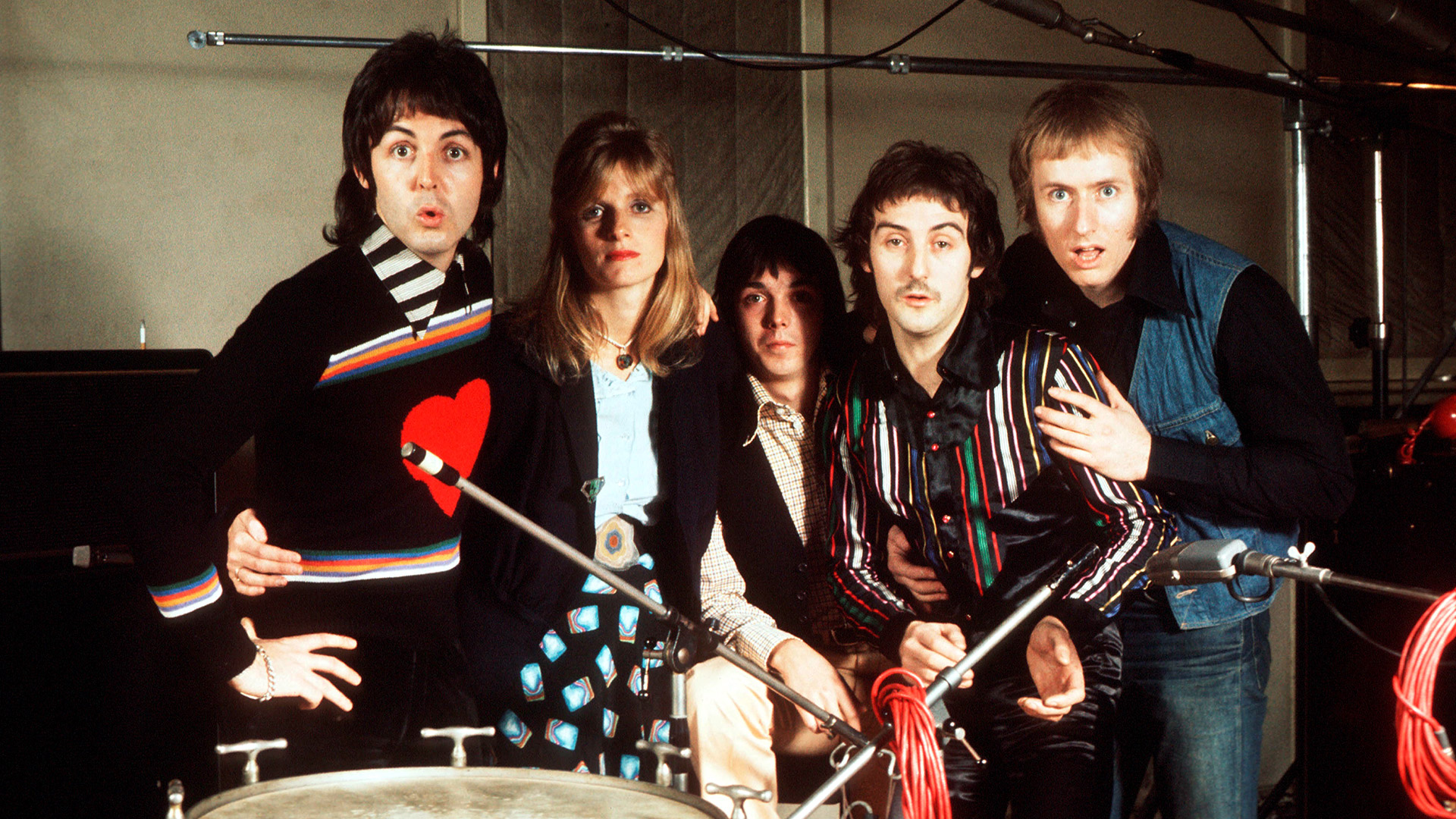 La formación de Wings: Paul McCartney, Linda McCartney, Jimmy McCulloch, Denny Laine y Geoff Britton en una gira de 1974 (Hulton Archive/Getty Images)