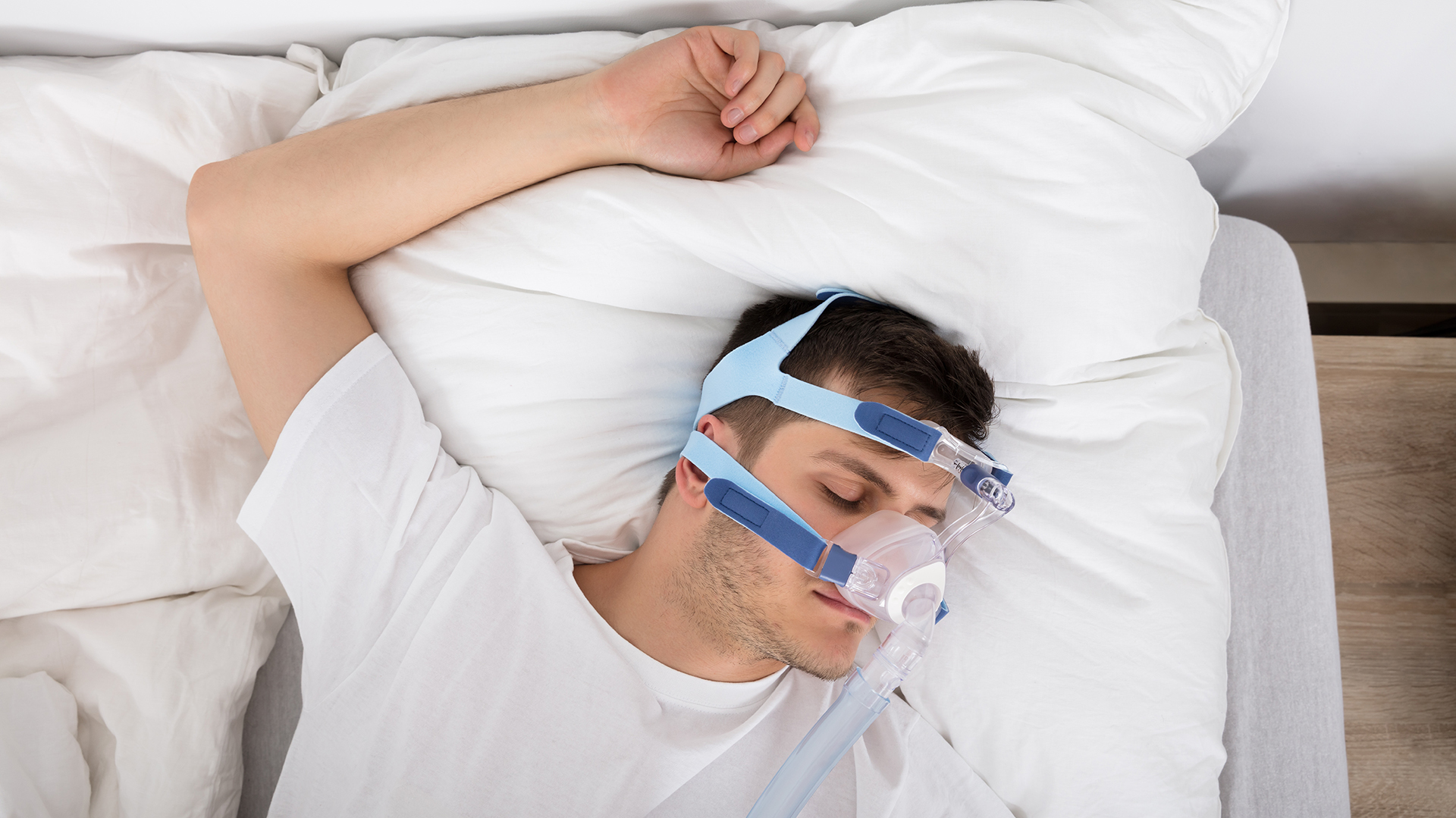 Las máquinas de presión positiva tienen el objetivo de administrar o regular una presión constante de aire en la boca y la nariz durante el sueño
(Getty)