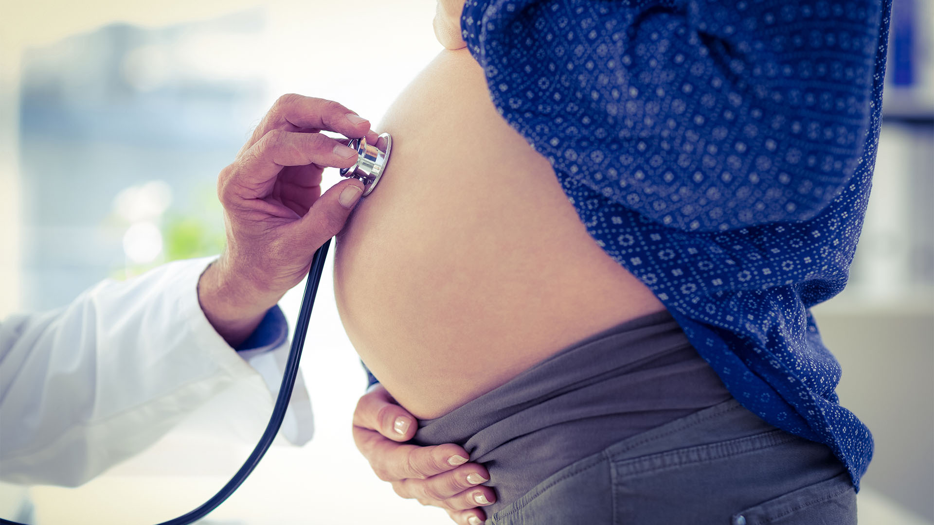  Asimismo, se recomienda a las mujeres que no soliciten la vacuna si creen que pueden estar embarazadas o que planeen estarlo tres meses después de la primera dosis (Shutterstock)