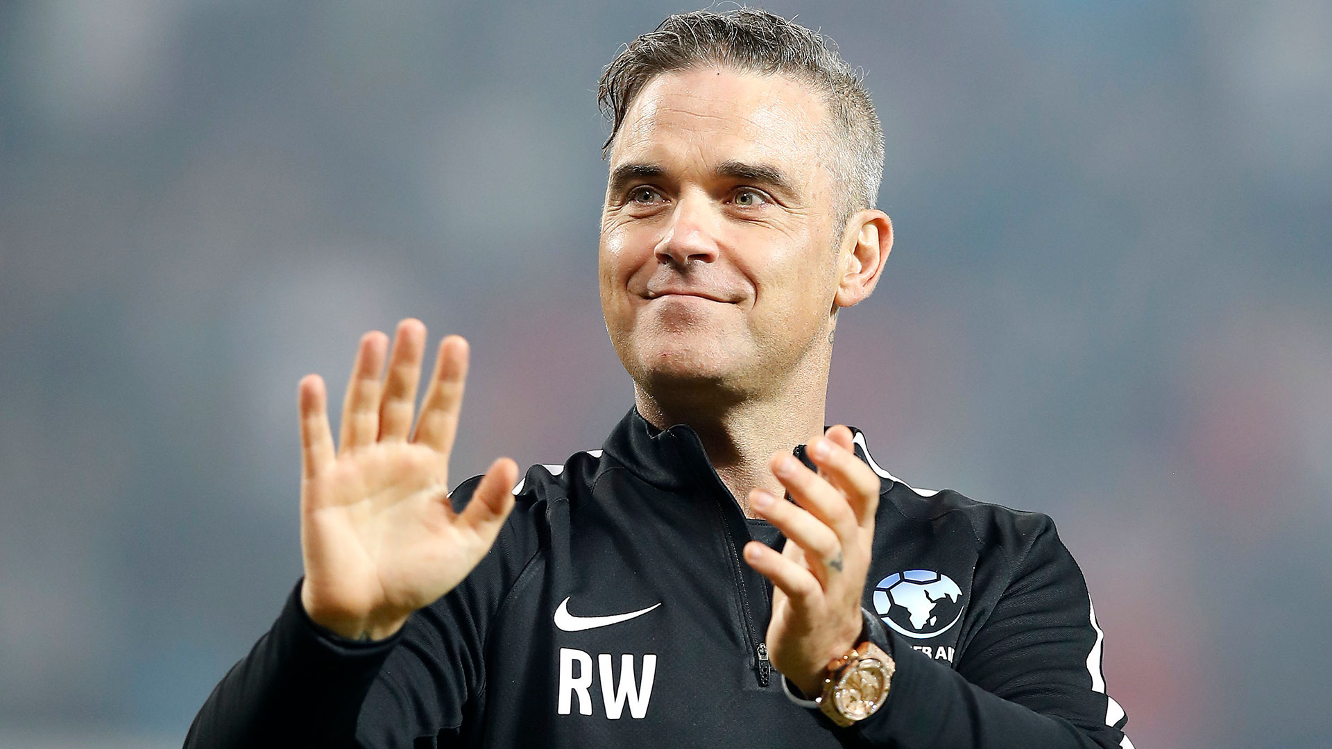 Robbie Williams es fanático del fútbol y no pierde oportunidad de ser parte de la forma que sea