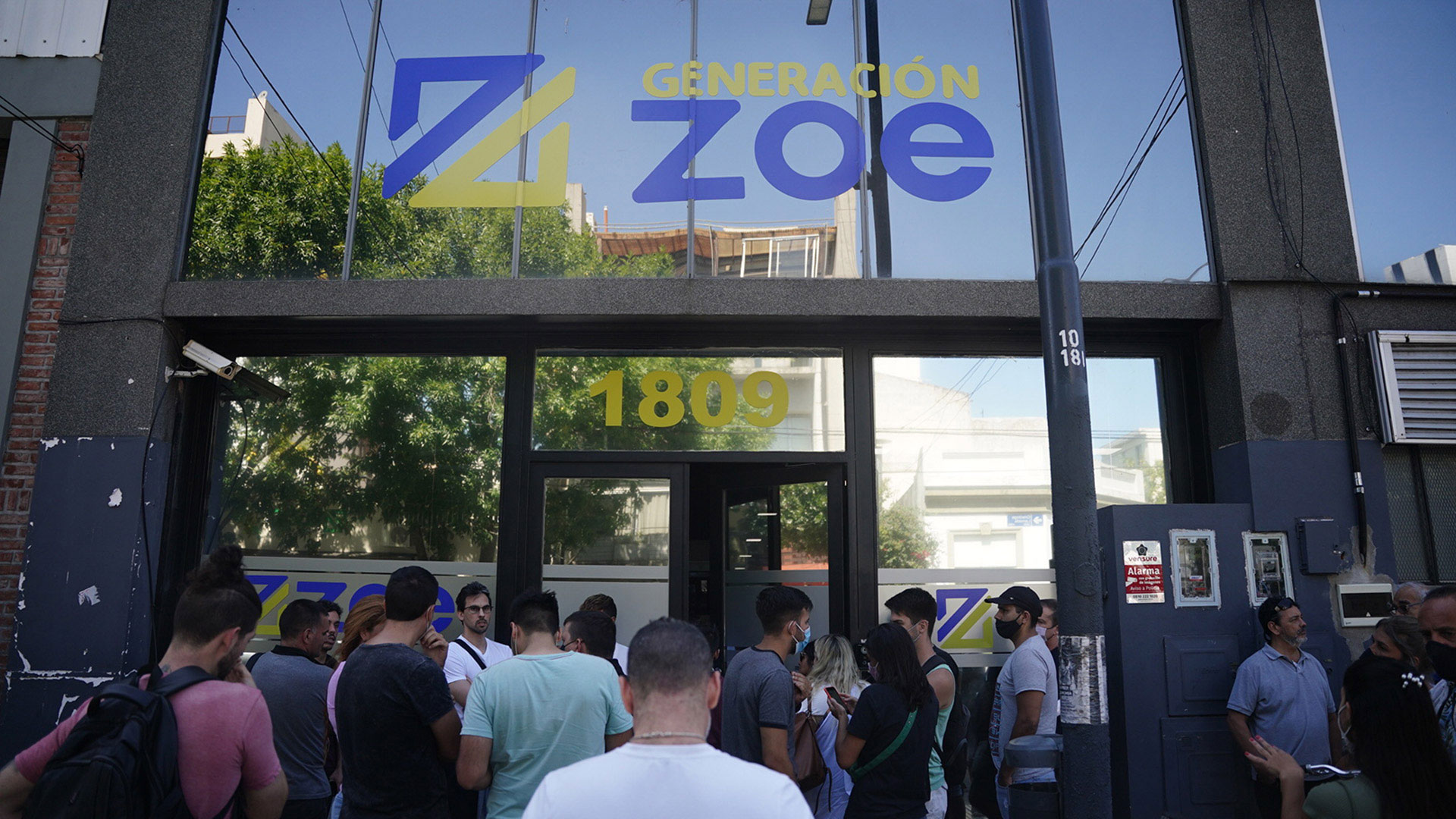 Las oficinas de Zoe en plena debacle tras el pedido de captura a Cositorto: los ahorristas quieren su plata