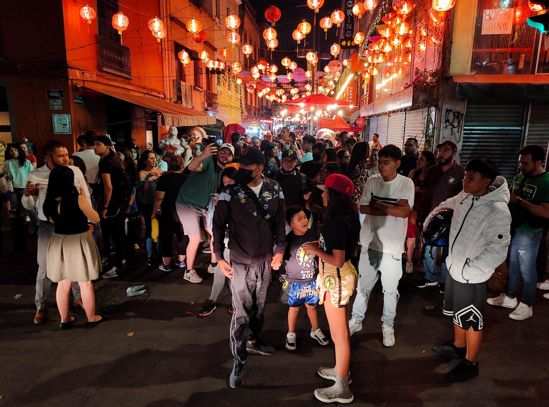 CIUDAD DE MÉXICO, 03ABRIL2023.- Decenas de personas salieron a las calles del Centro Histórico tras sonar la alerta sísmica. Según información preliminar, el movimiento telúrico fue de 5.2 grados y se produjo en Puerto Escondido, Oaxaca.
FOTO: GALO CAÑAS/CUARTOSCURO.COM