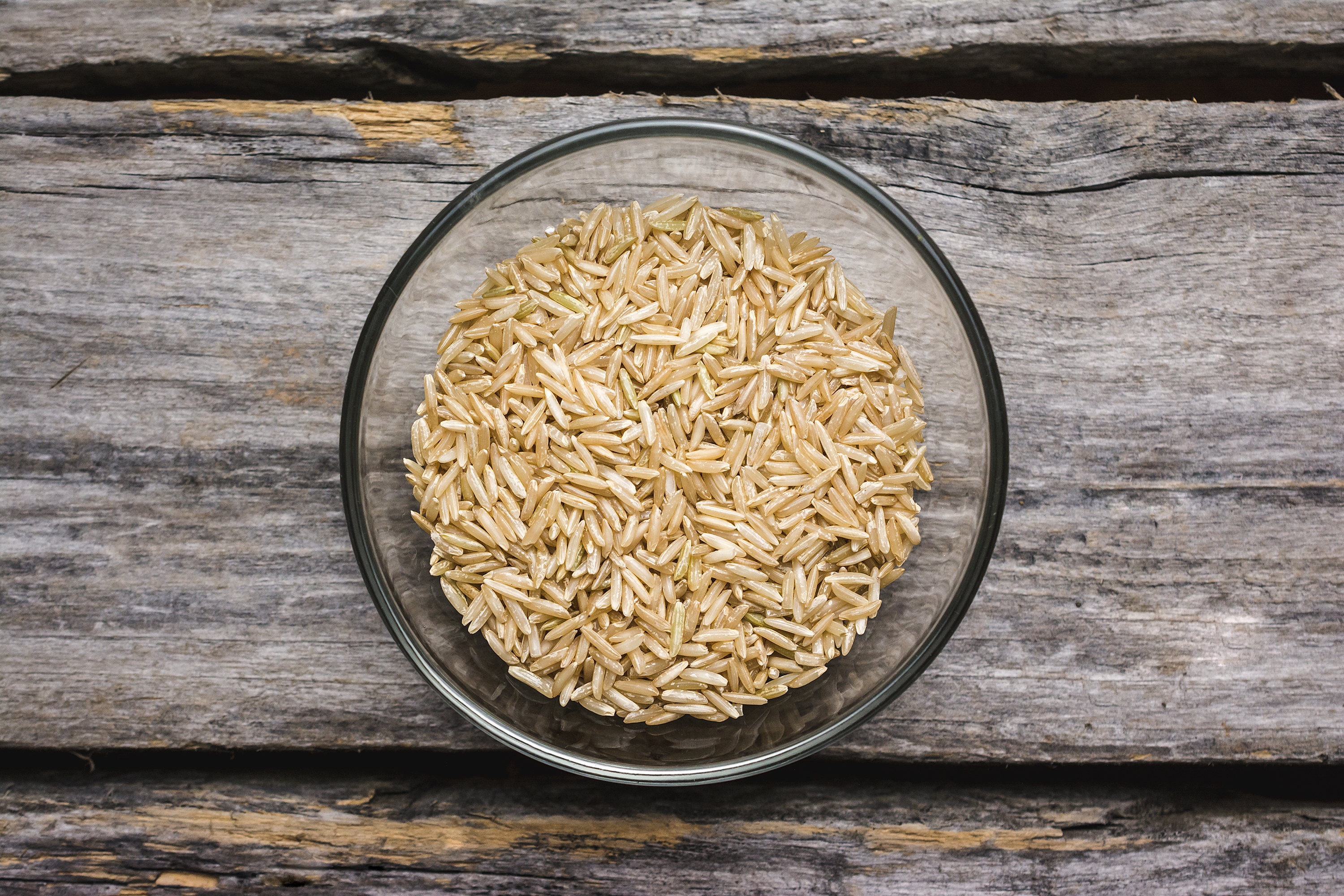 El arroz integral, según estudios anteriores, es un buen alimento para bajar de peso, normalizar los niveles de colesterol y eliminar la inflamación (Pexels)
