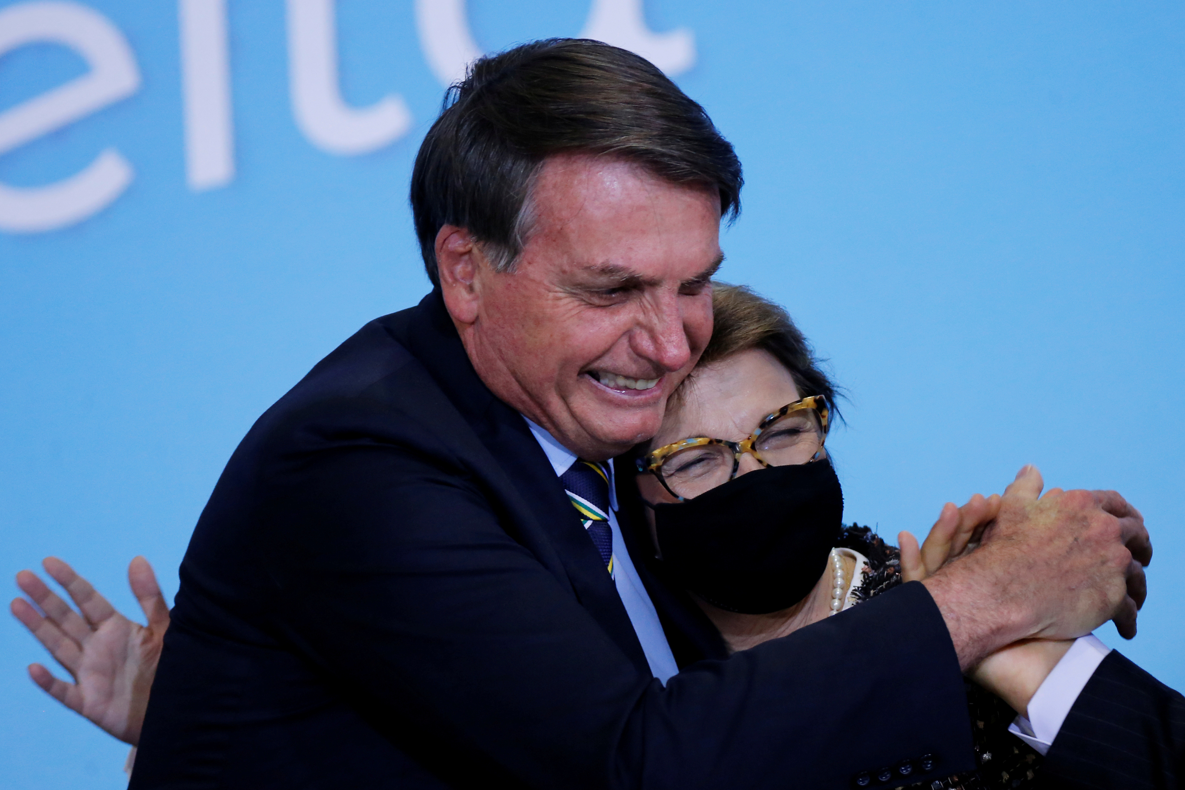 Bolsonaro abrazando a la ministra de Agricultura Tereza Cristina, el 17 de junio pasado REUTERS/Adriano Machado