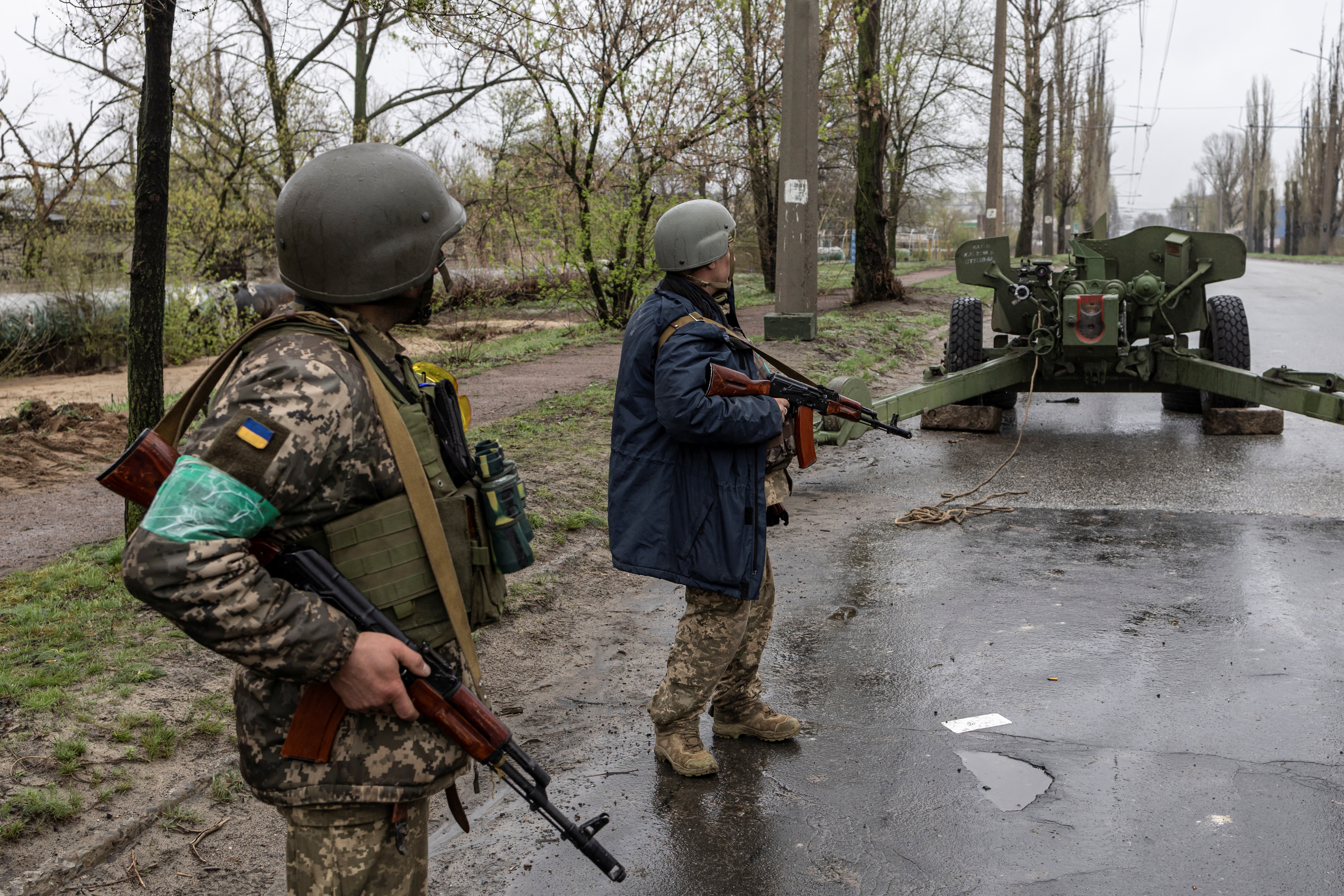Militares ucranianos se paran a lo largo de una carretera en la ciudad de Severodonetsk, región de Luhansk, Ucrania, 14 de abril de 2022. REUTERS/Marko Djurica
