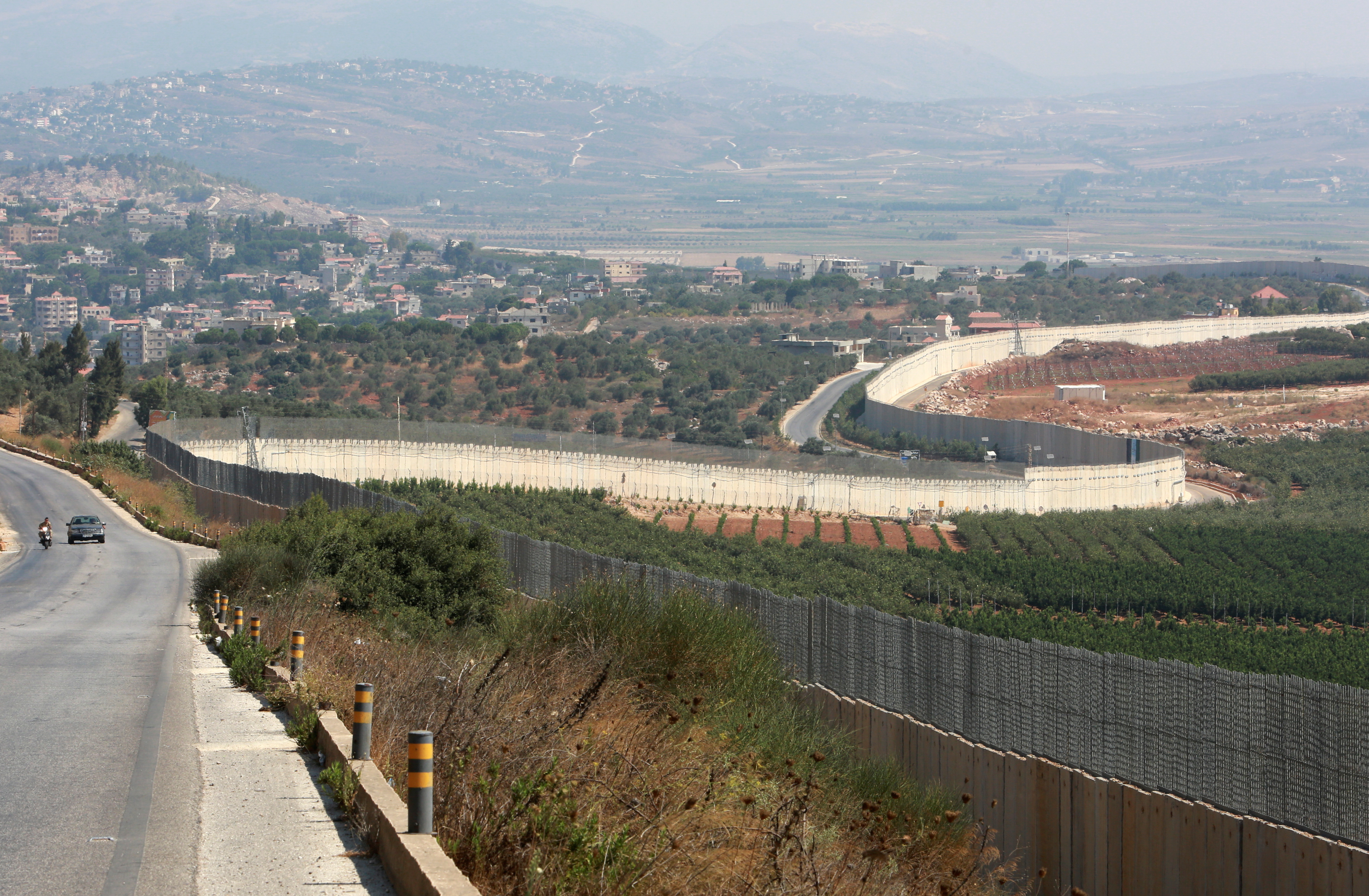 Un auto cerca del pueblo libanés de Adaisseh, cerca de la frontera entre Israel y el Líbano. (REUTERS/Aziz Taher)