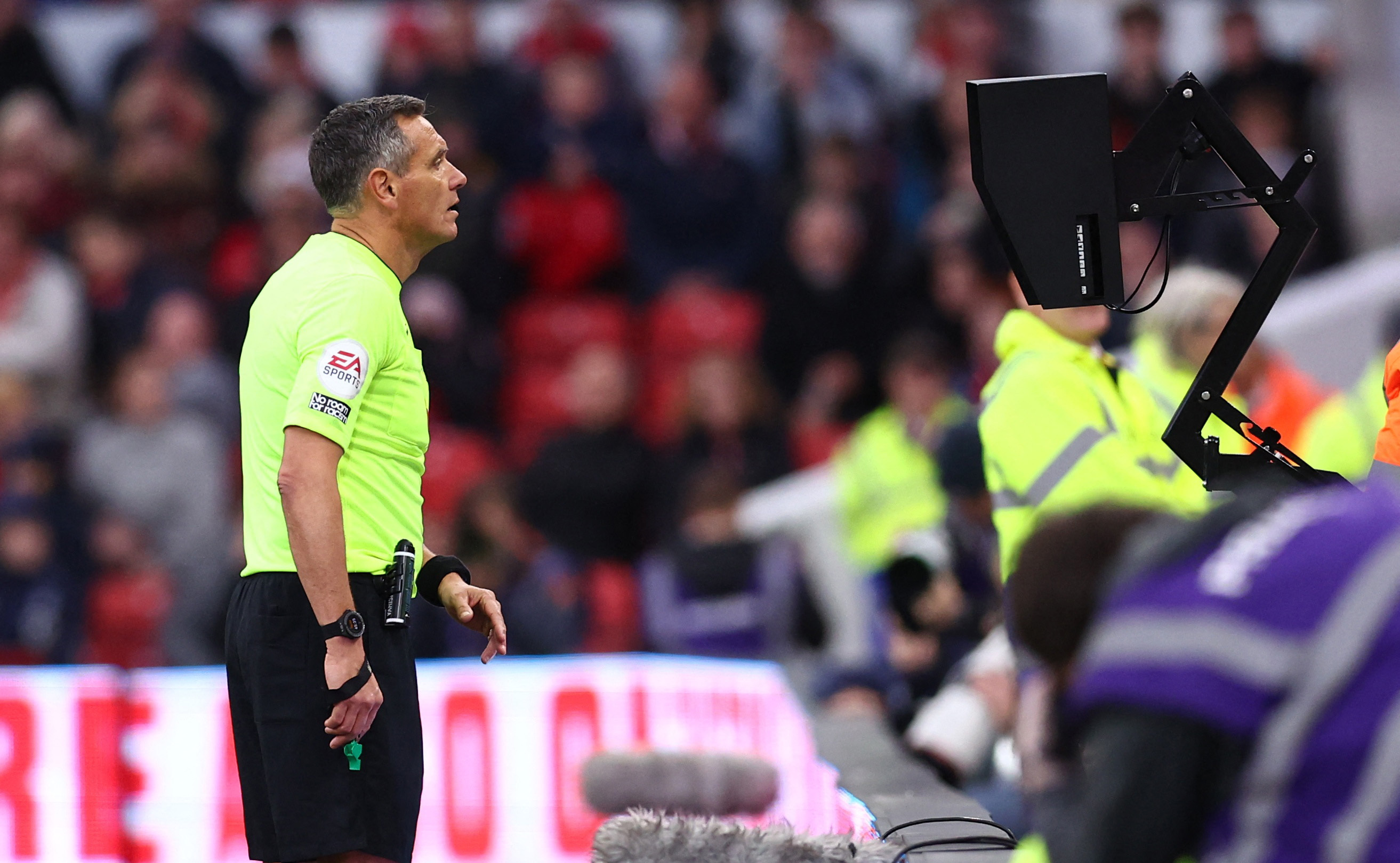 Soccer Football - Premier League - Nottingham Forest v Brentford - The City Ground, Notthingham, Britain - November 5, 2022   Referee Andre Marriner looks at the VAR monitor before giving Brentford a penalty REUTERS/David Klein EDITORIAL USE ONLY. 