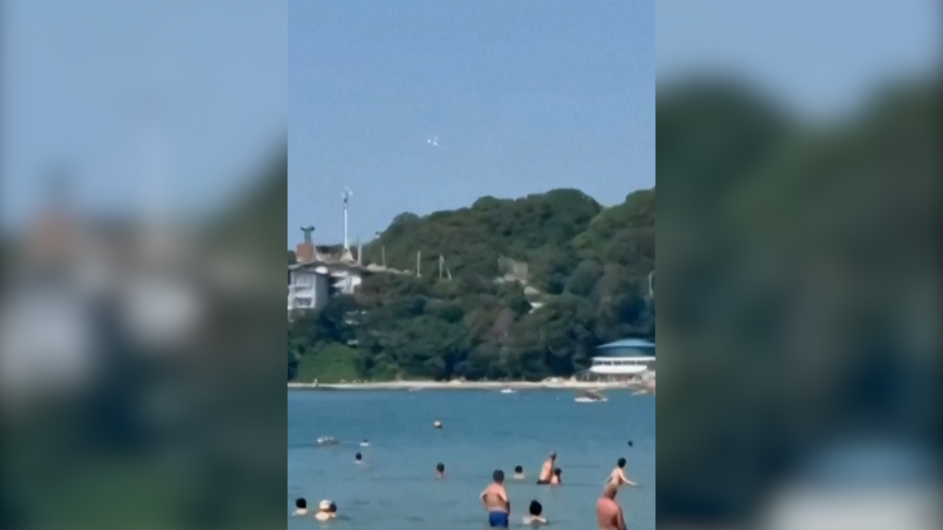 Un dron ucraniano derribado por militares rusos cay&oacute; en una playa repleta de ba&ntilde;istas: al menos siete muertos
