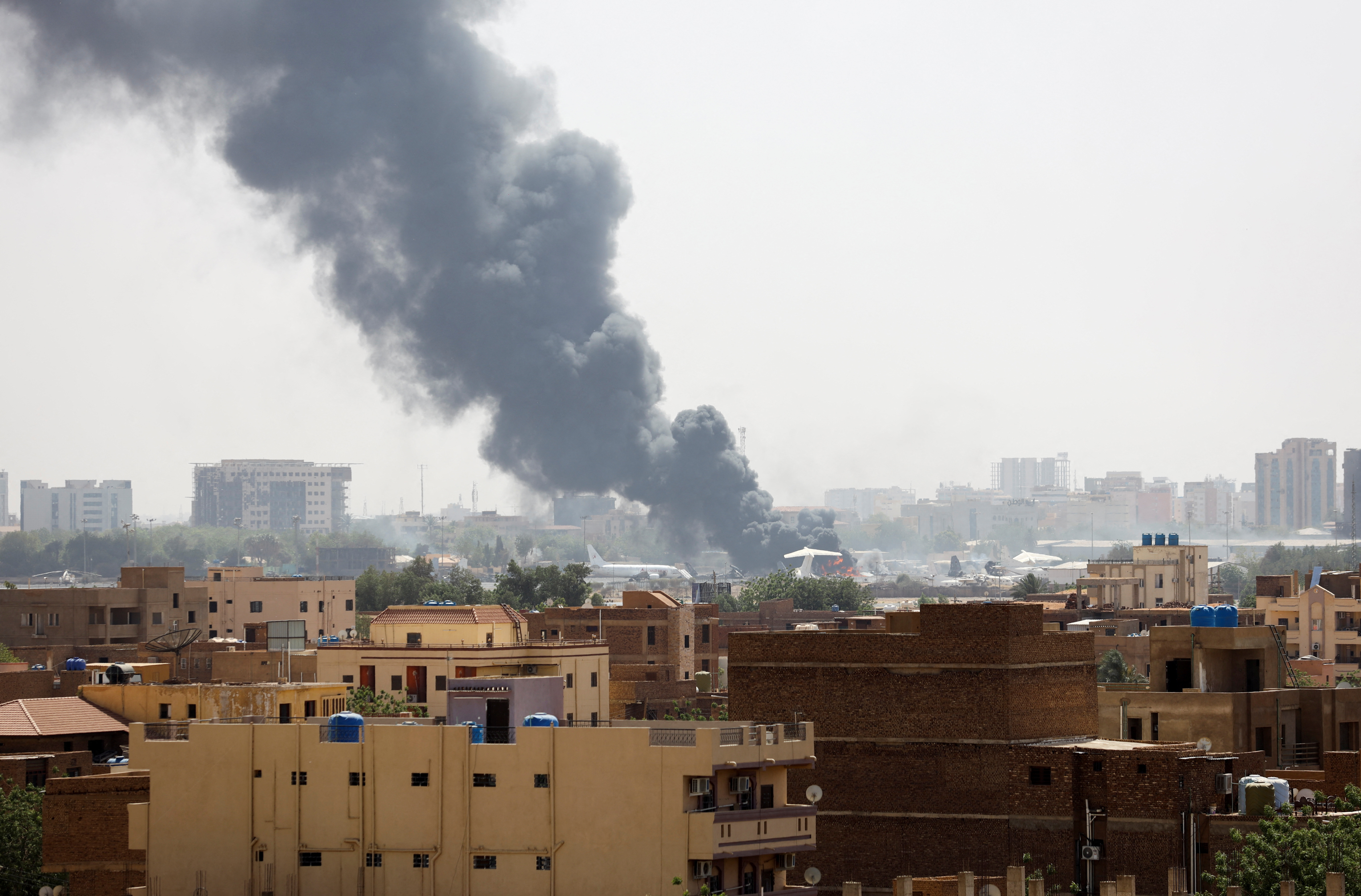 El humo se eleva desde los aviones en llamas dentro del aeropuerto de Jartum durante los enfrentamientos entre las Fuerzas paramilitares de apoyo rápido y el ejército en Jartum, Sudán, 17 de abril de 2023. REUTERS/Stringer 