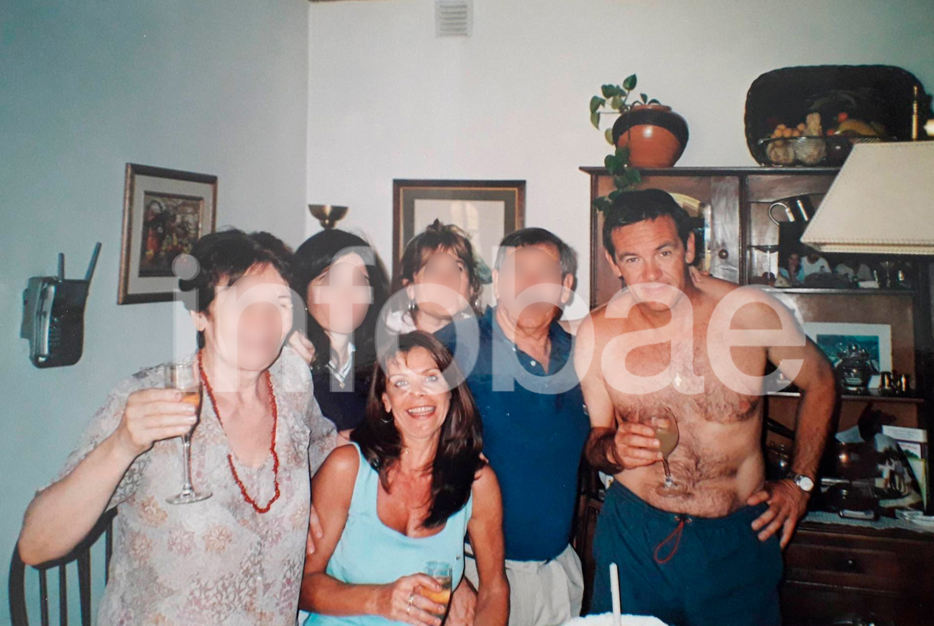 Otra foto desconocida en la que se la ve a la pareja en una fiesta familiar