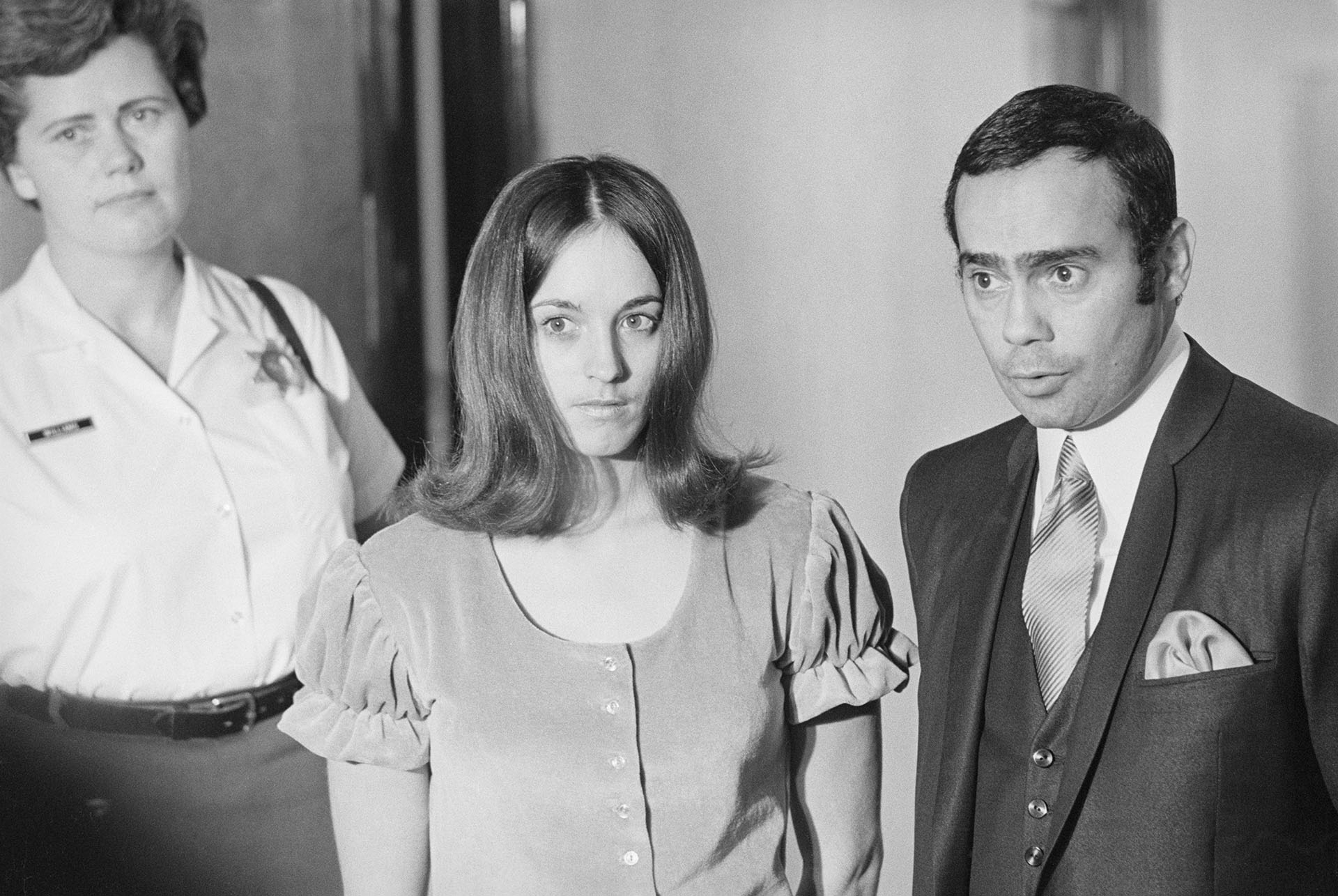 Susan Atkins a punto de declarar por los crímenes que se le imputaban. Manson tenía un enorme poder de seducción y sugestión sobre sus seguidores (Bettmann Archive)