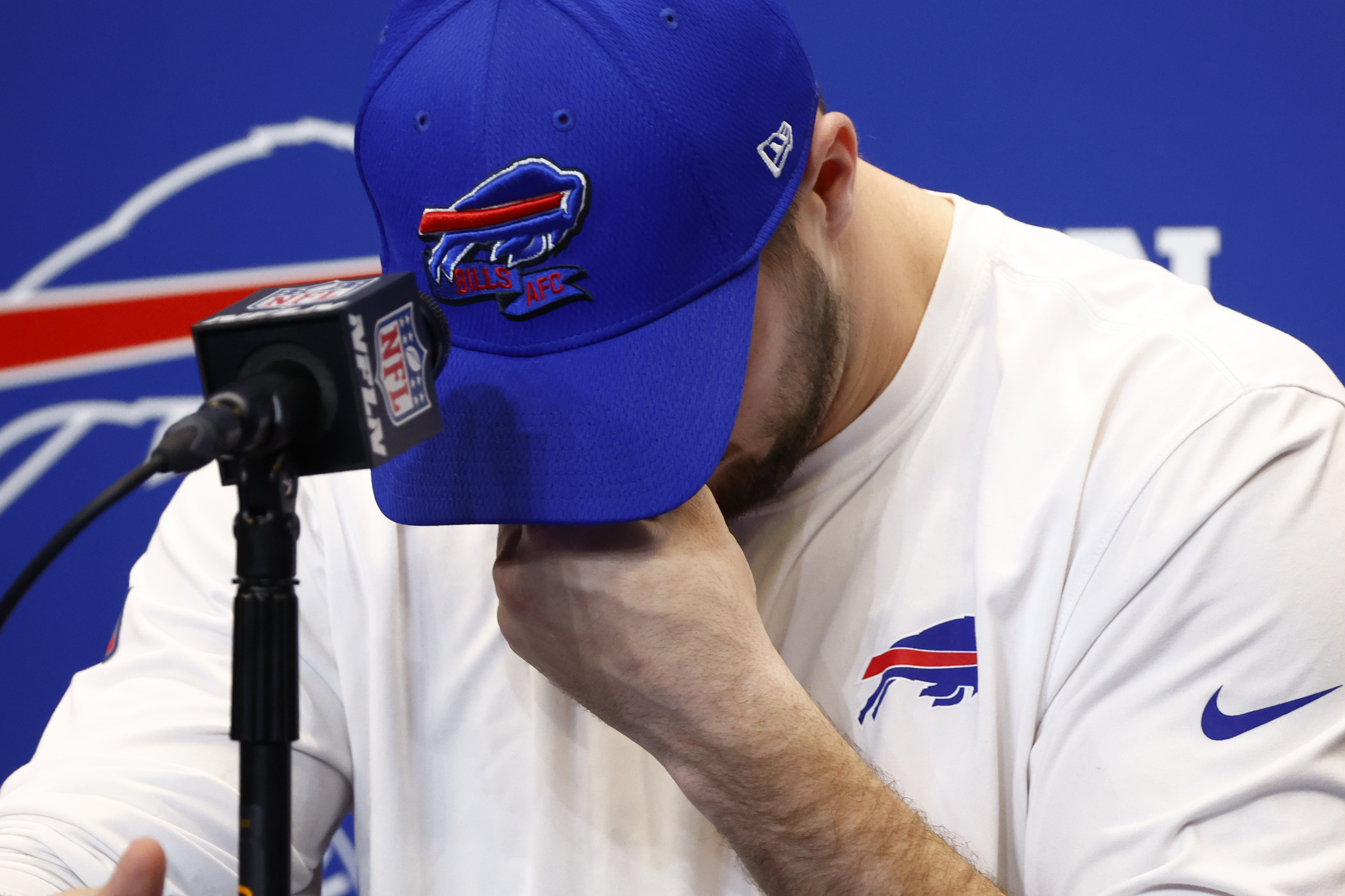 El quarterback de los Bills de Buffalo Josh Allen durante una conferencia de prensa, el jueves 5 de enero de 2023, en Orchard Park, Nueva York. (AP Foto/Jeffrey T. Barnes)