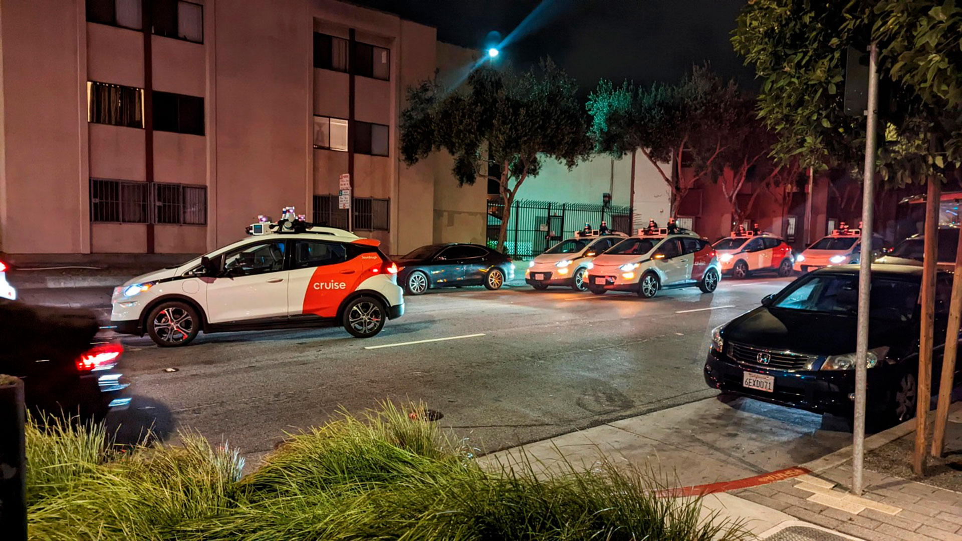 Insólito: por una falla del sistema un grupo de taxis autónomos bloqueó una avenida de San Francisco 