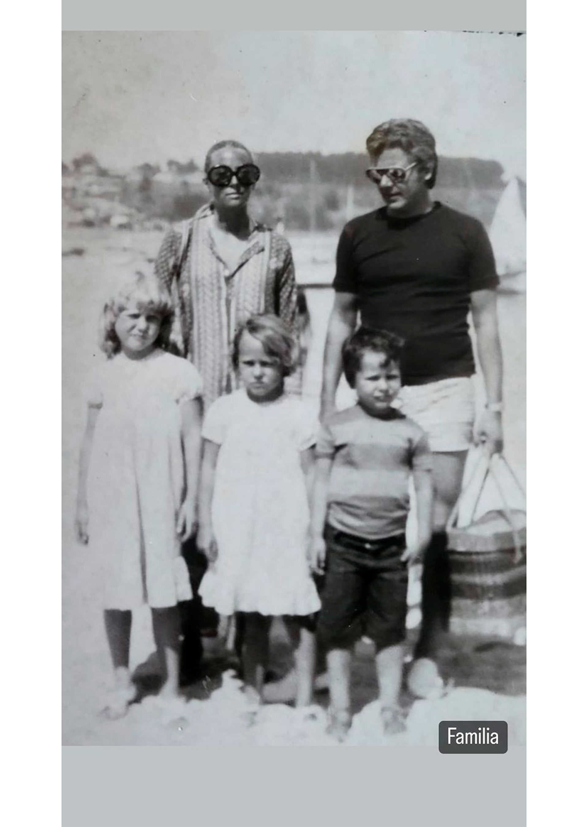 Benjamín Vicuña con sus hermanas María José y Carolina y sus padres Juan Pablo e Isabel (Instagram)