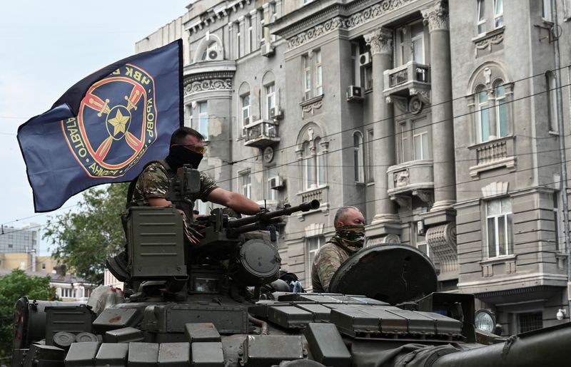 FOTO DE ARCHIVO. Combatientes del grupo mercenario privado Wagner encima de un tanque mientras son desplegados cerca del cuartel general del Distrito Militar Sur en la ciudad de Rostov del Don, Rusia. 24 de junio de 2023. REUTERS/Stringer