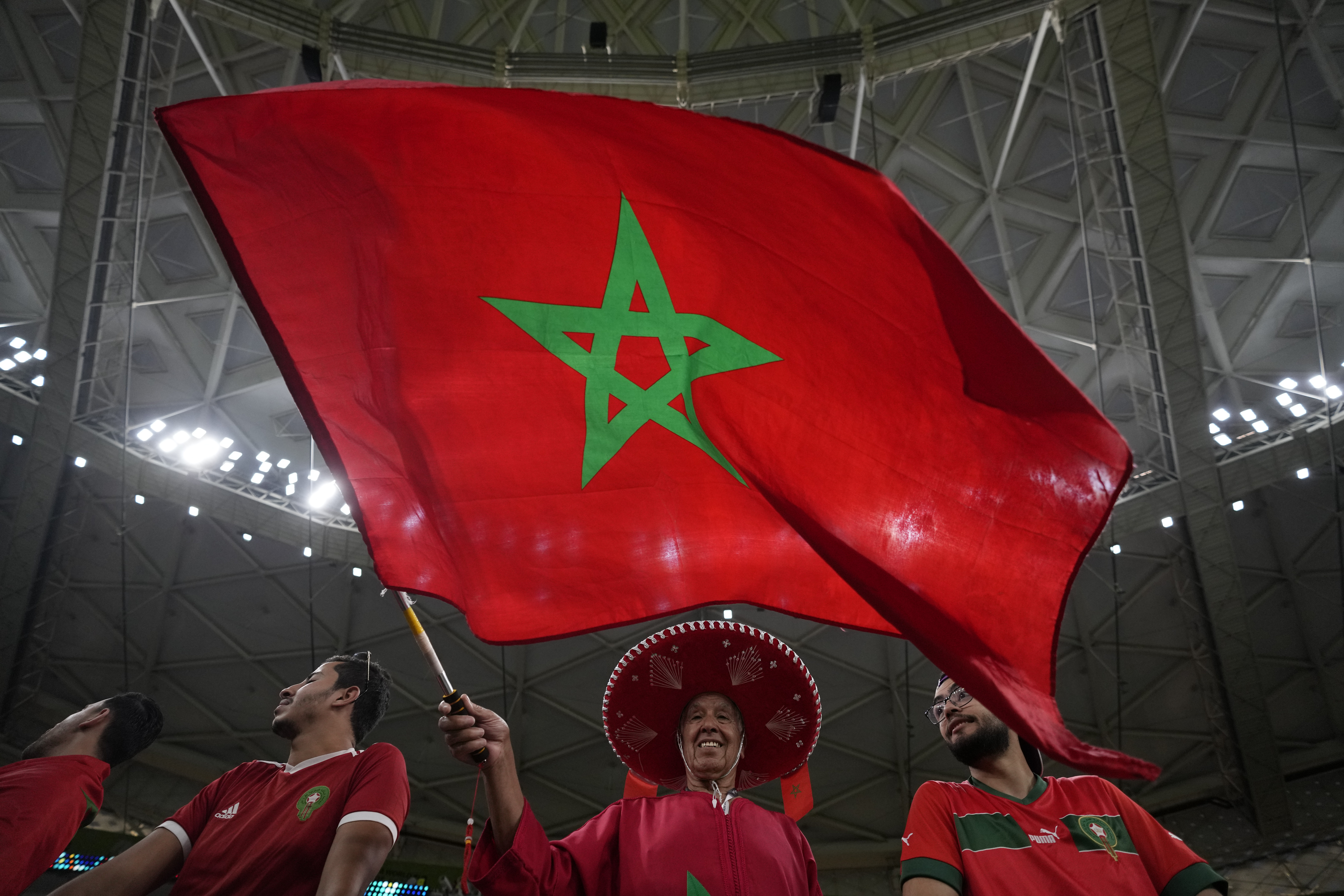 Un hombre flamea una bandera de Marruecos para alentar a la selección en el partido contra Canadá.