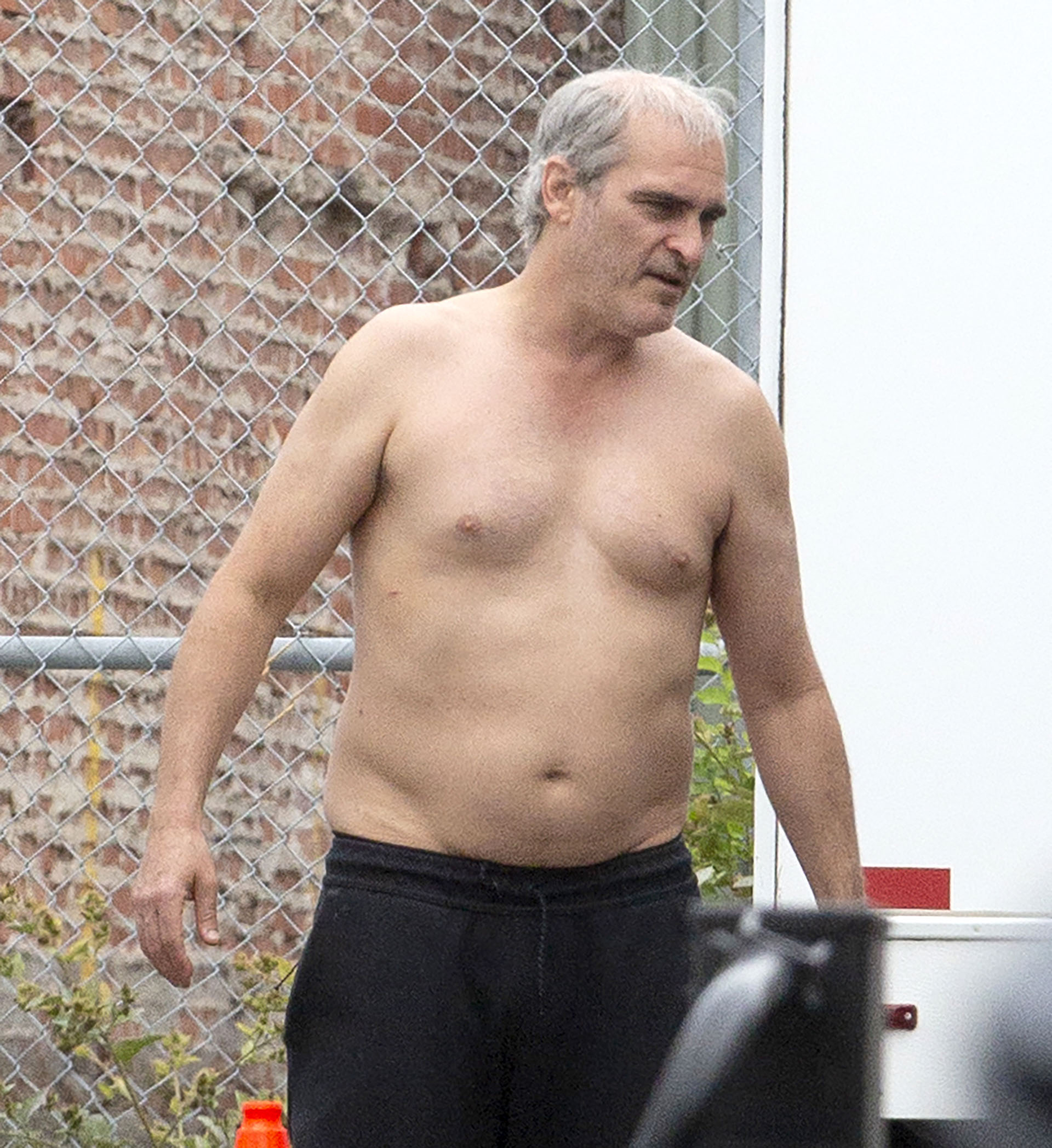 Joaquin Phoenix fue fotografiado en el set de "Disappointment Blvd", la película que filma en Montreal, Canadá. Para interpretar a su personaje, el actor realizó un radical cambio de look