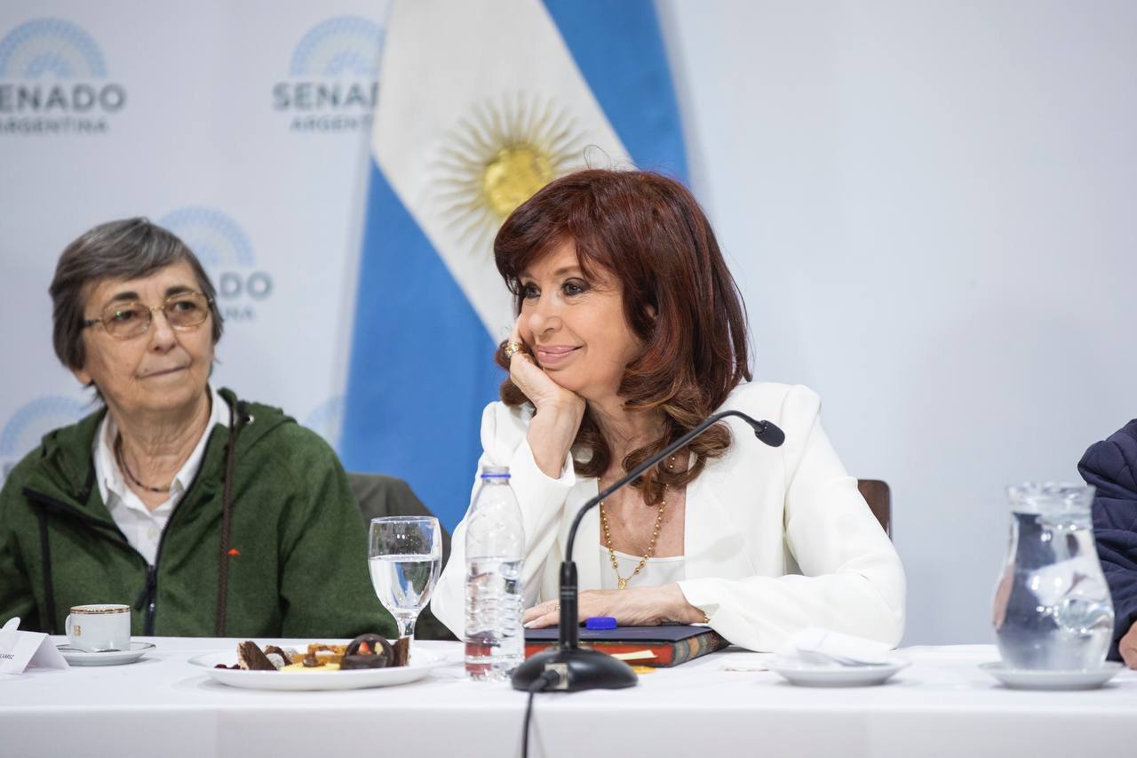 Cristina Kirchner estuvo en el Senado con curas villeros y tercermundistas y monjas militantes.