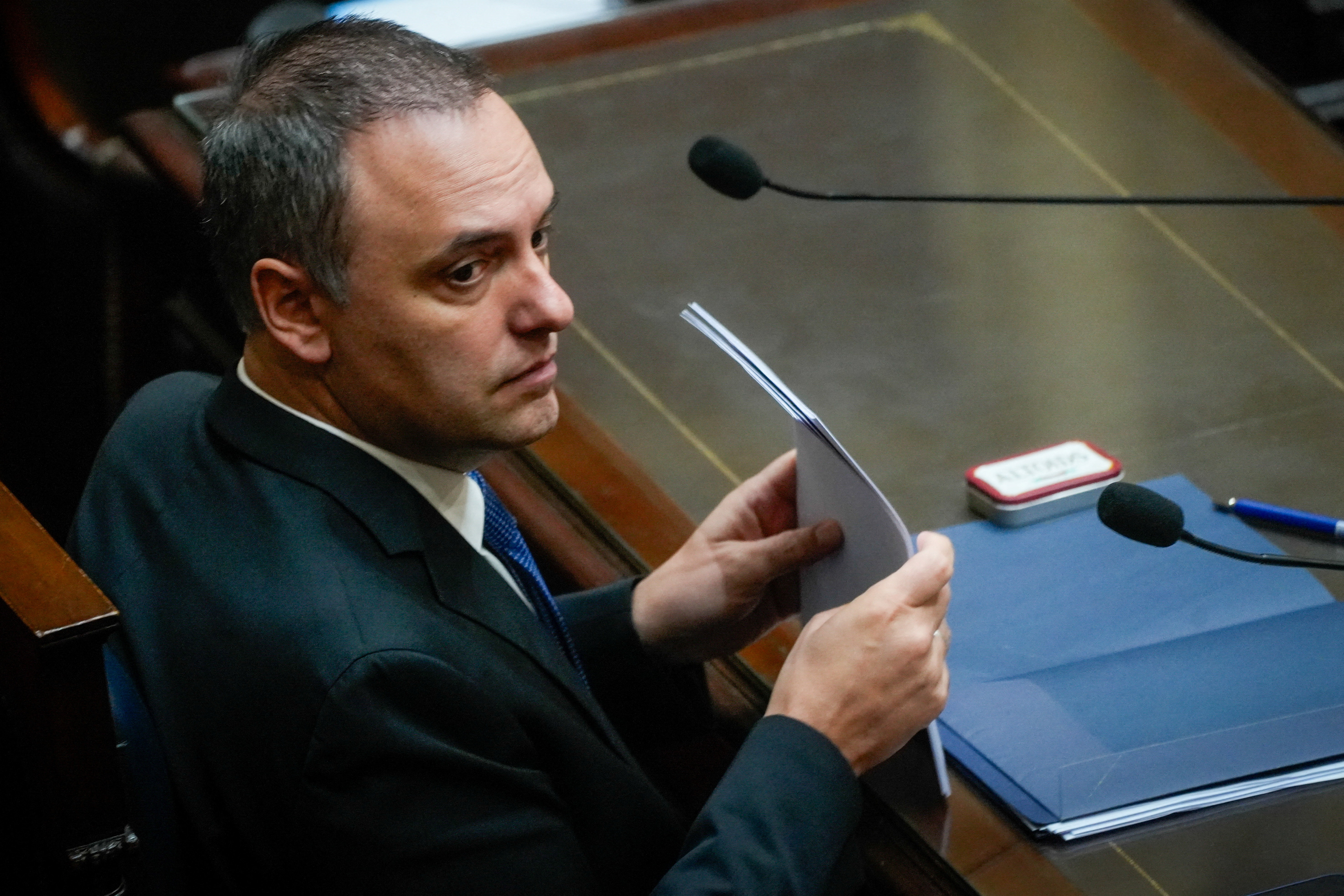 Con el respaldo de Javier Milei, Manuel Adorni se cruz&oacute; con la oposici&oacute;n en el Congreso y desafi&oacute;: "No voy a renunciar"