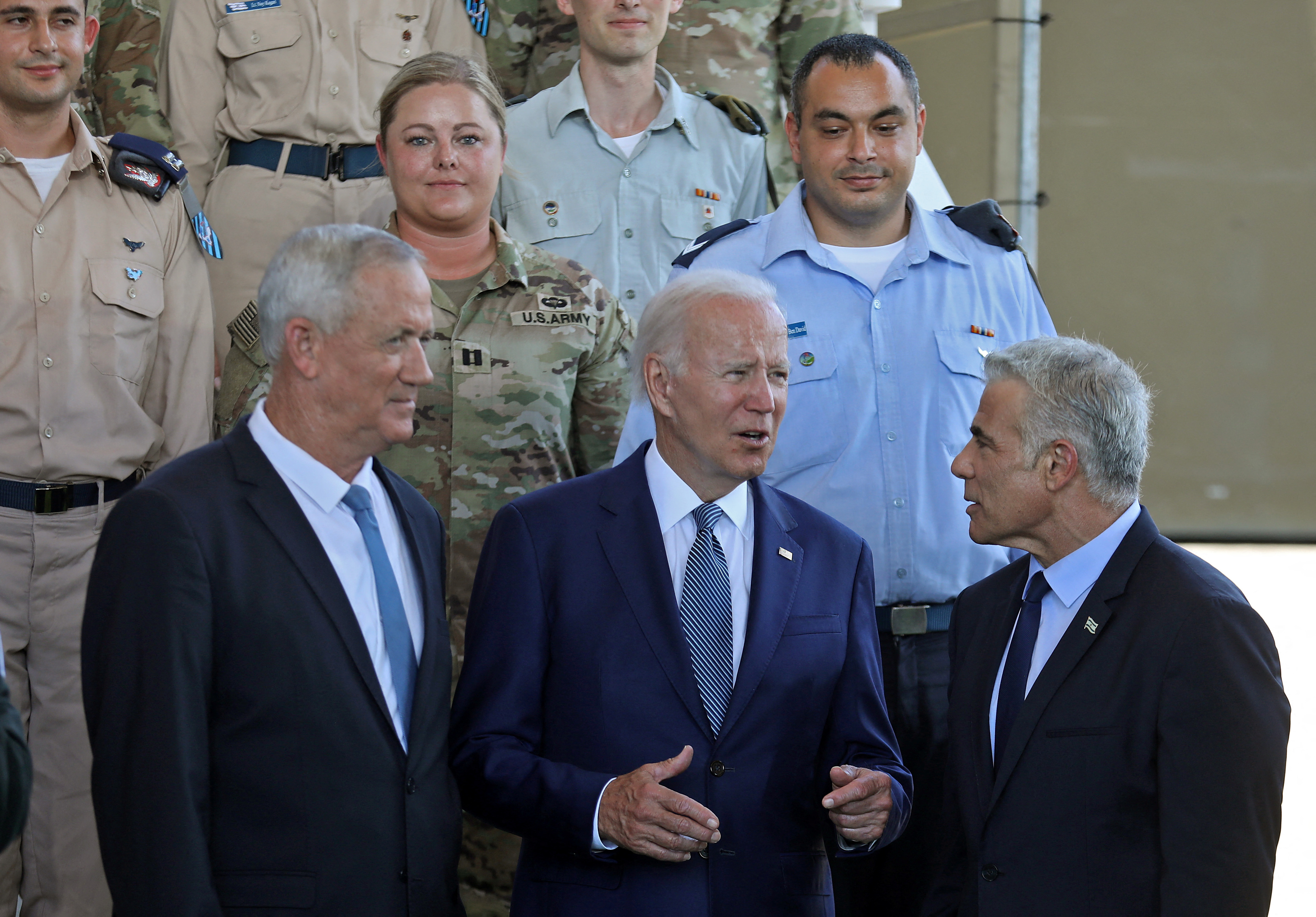 Biden junto al ministro de Defensa israelí Benny Gantz y el primer ministro Yair Lapid (Gil Cohen-Magen/Pool via REUTERS)