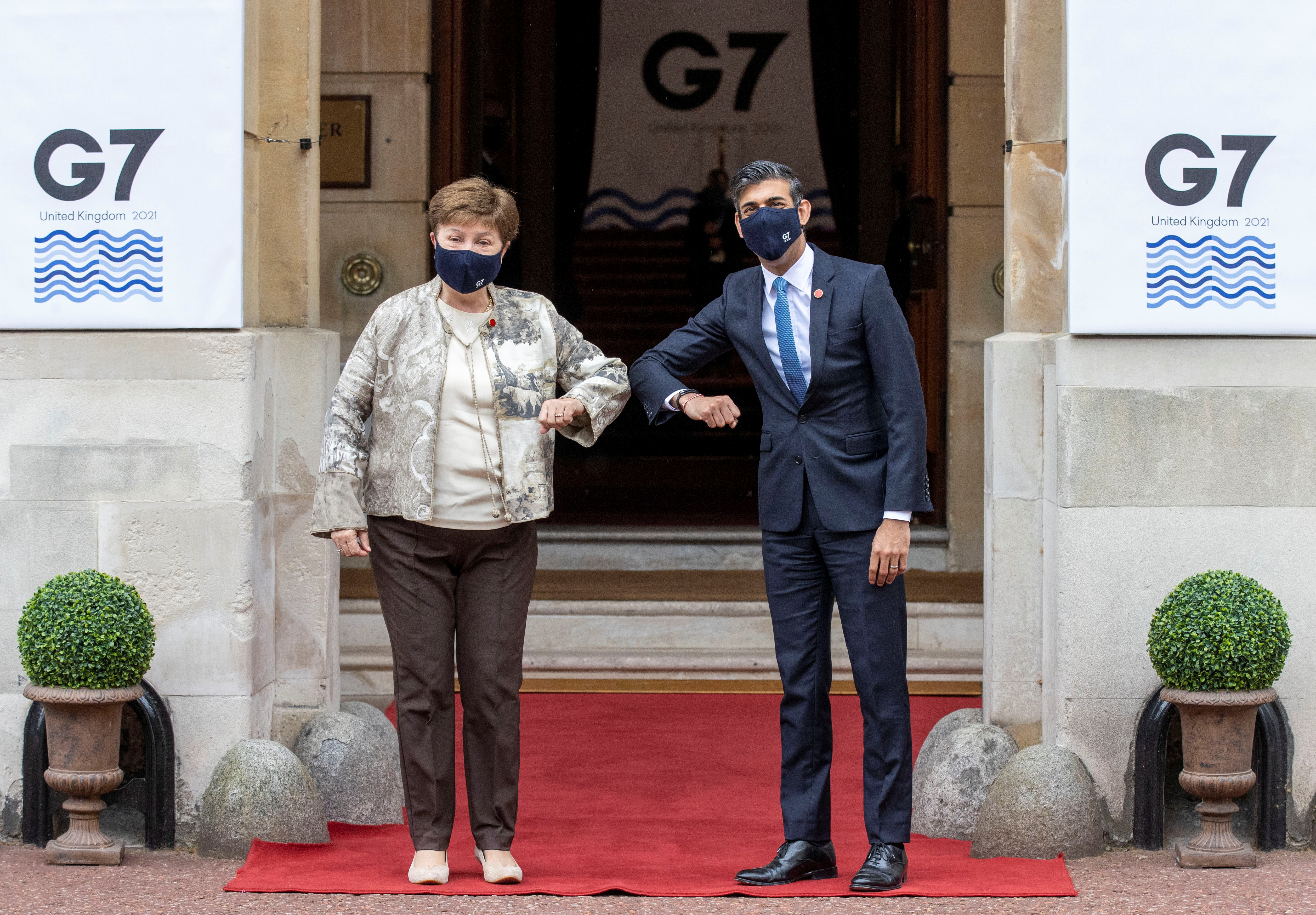 El Ministro de Hacienda británico, Rishi Sunak, da la bienvenida a la Directora Gerente del Fondo Monetario Internacional, Kristalina Georgieva, a la reunión de ministros de finanzas del G7, en Lancaster House en Londres, Gran Bretaña, el 4 de junio de 2021. Steve Reigate/Pool vía REUTERS