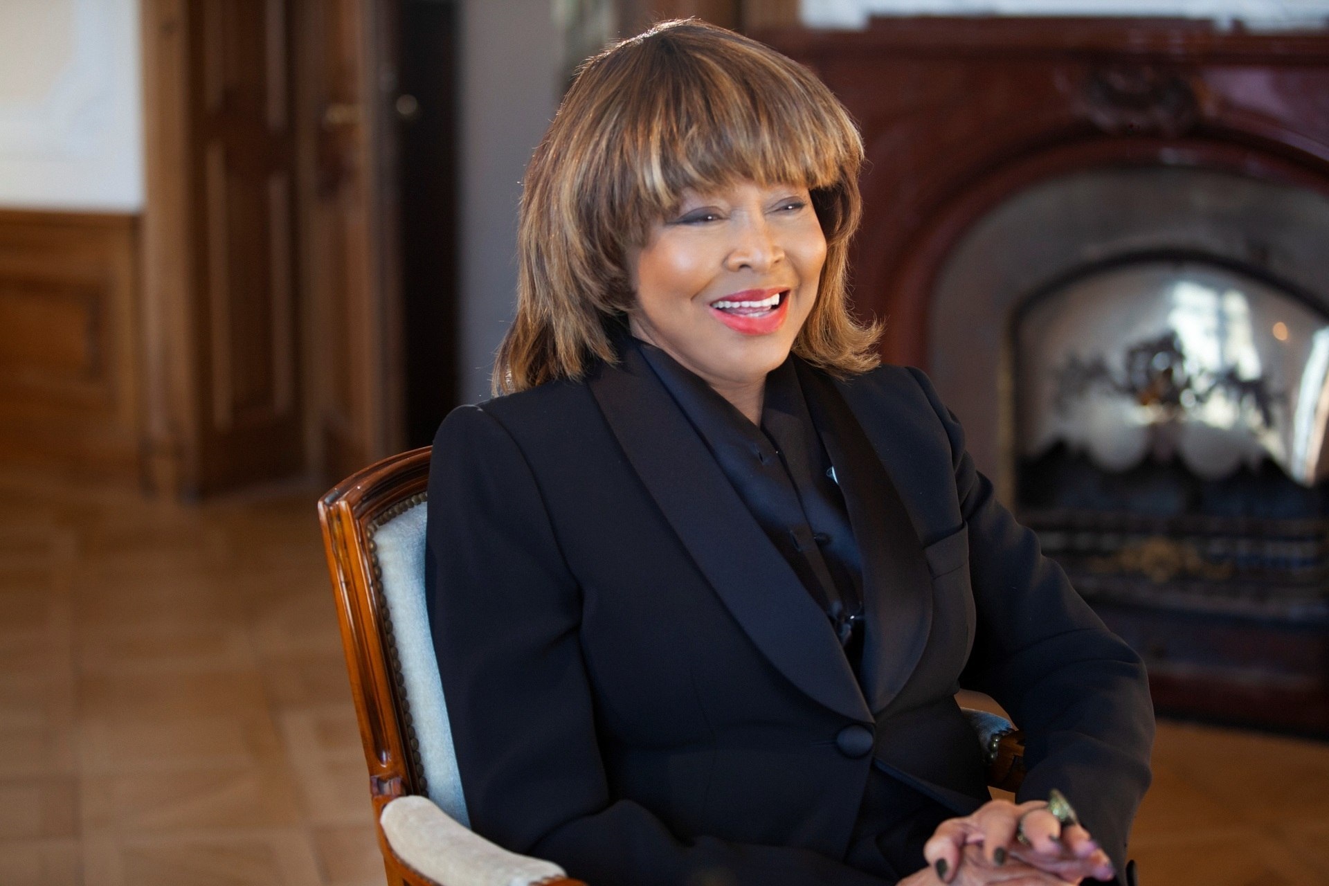  Tina Turner mientras habla durante una escena del documental "Tina" (Foto: EFE/Rhonda Graam/Cortesía HBO)
