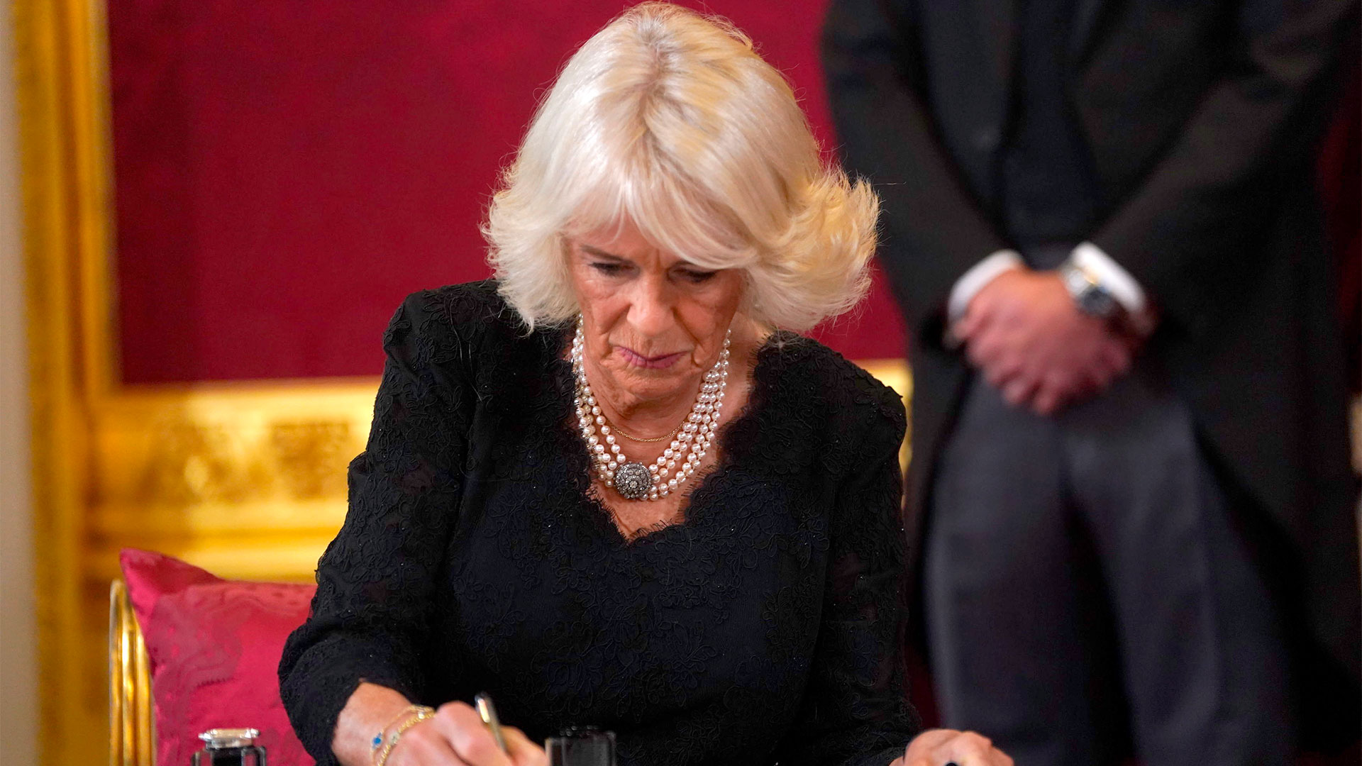 La firma de la reina consorte Camilla