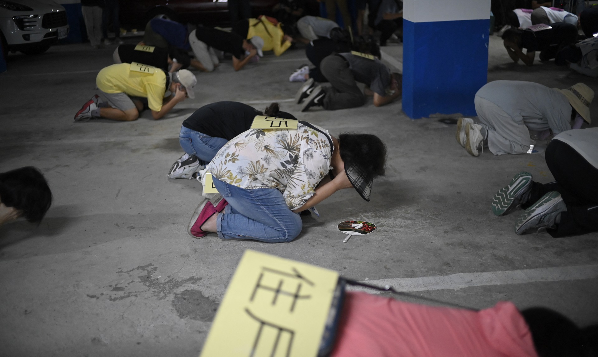 Residentes se refugian durante los simulacros de un ataque aéreo en Taipei (AFP)