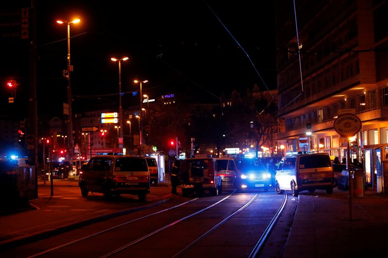 La policía bloquea una calle cerca de la plaza Schwedenplatz tras un tiroteo en Viena, Austria, Noviembre 2, 2020. REUTERS/Leonhard Foeger