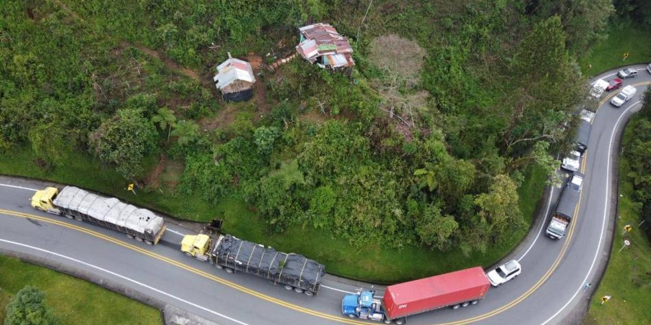 Vía Manizales-Bogotá, con paso a un carril por un derrumbe