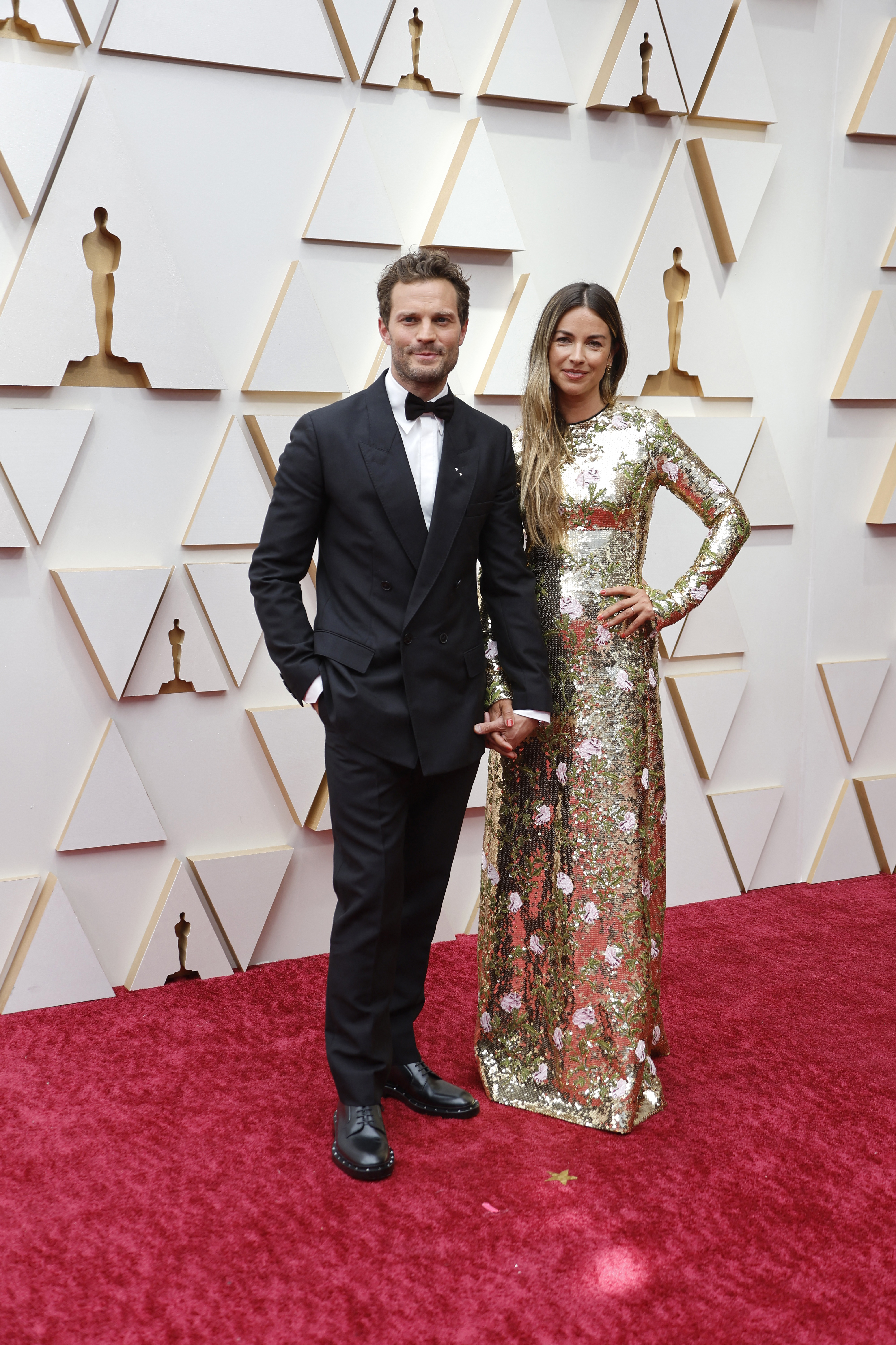 Jamie Dornan y su esposa Amelia Warner posan en la alfombra roja durante las llegadas de los Oscar a los 94º Premios de la Academia en Hollywood, los Ángeles (REUTERS/Eric Gaillard)