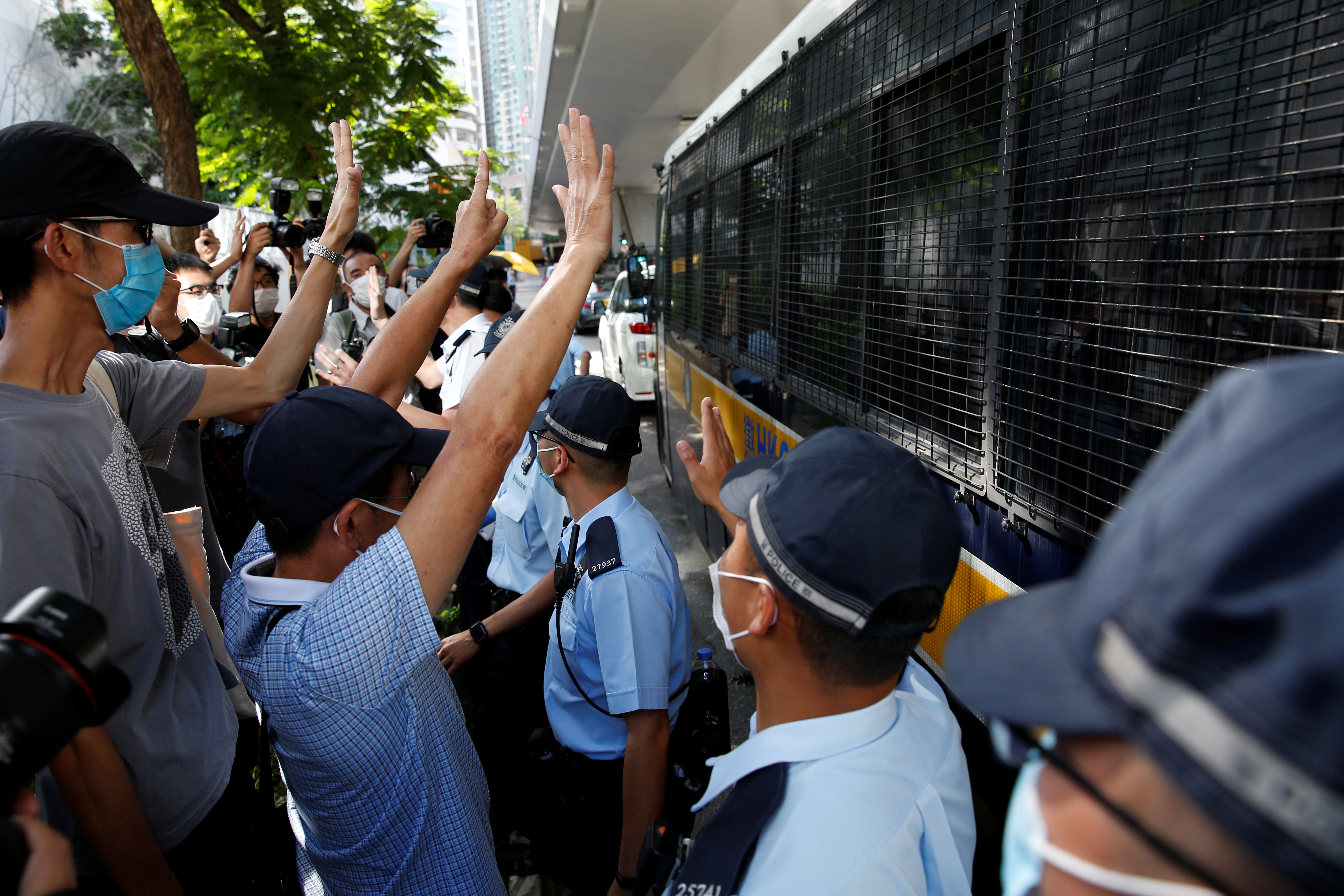Personas que apoyan a Tong Ying-kit se ubican a las afueras de corte donde es juzgado 

